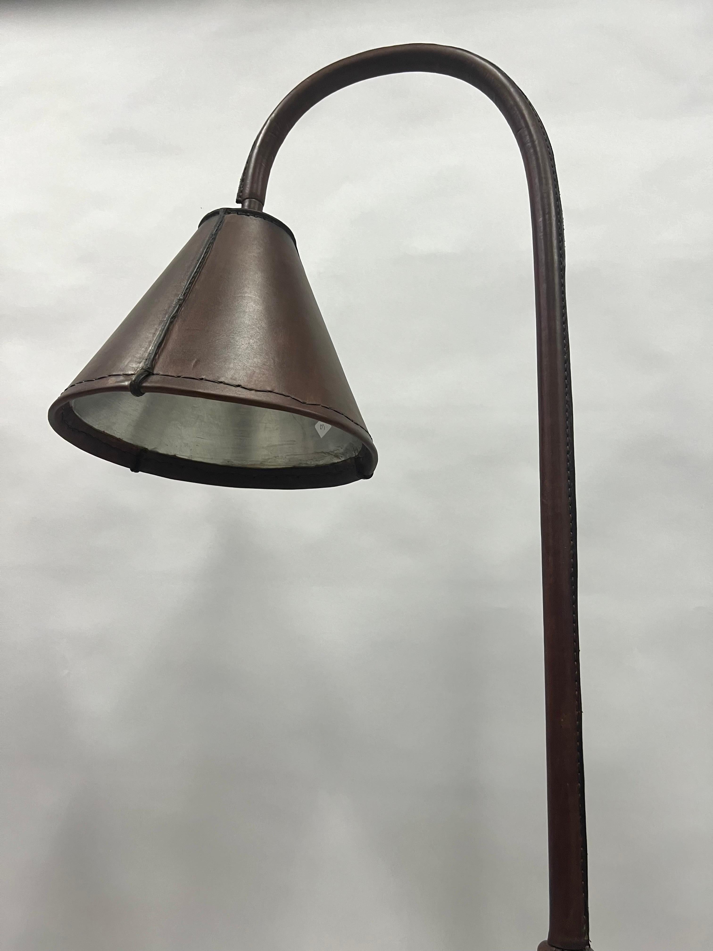 Paire de lampadaires français du milieu du siècle en cuir cousu à la main par Jacques Adnet en vente 1