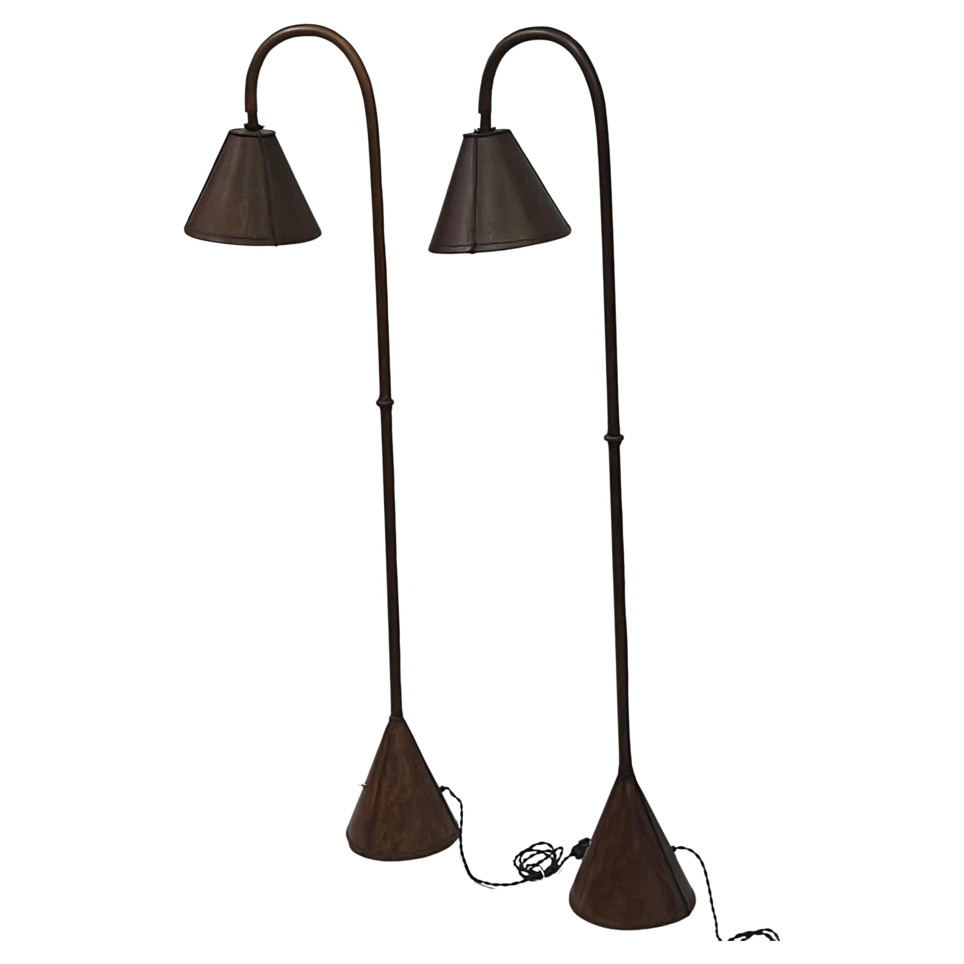 Paire de lampadaires français du milieu du siècle en cuir cousu à la main par Jacques Adnet en vente