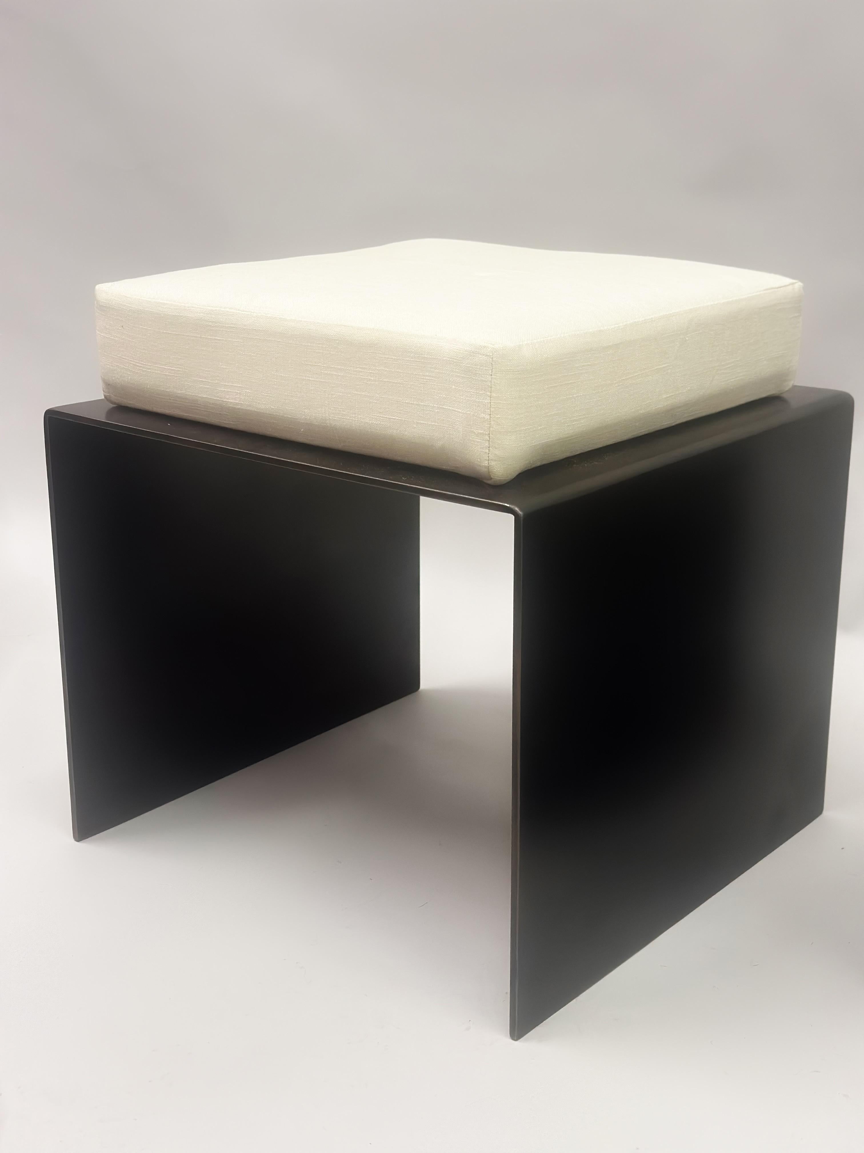 Coton Paire de bancs / tabourets en fer forgé et coton de style minimaliste du milieu du siècle dernier. en vente