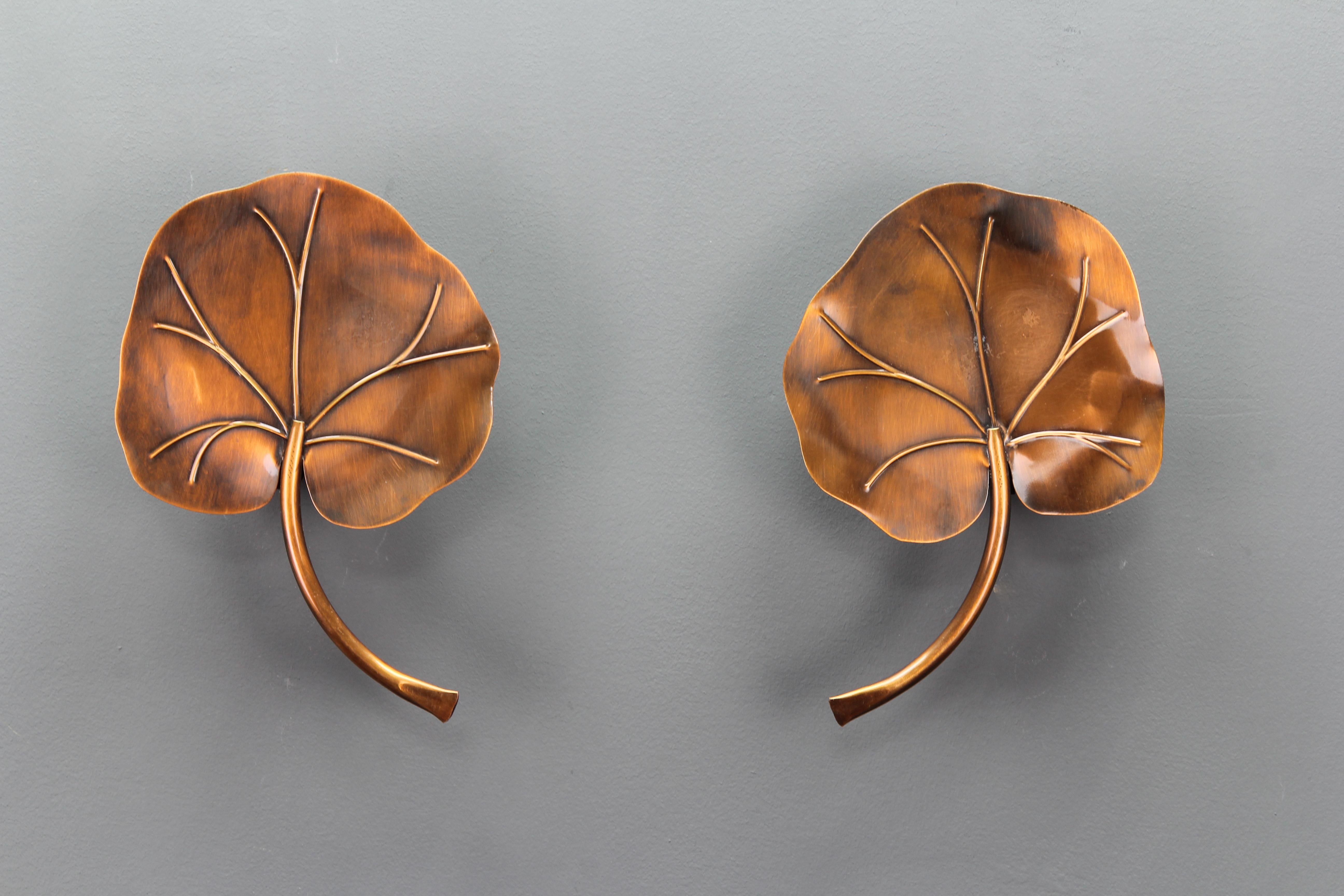 A pair of French Mid-Century Modern brass water lily leaf sconces from circa 1980.
This adorable pair of waterlily leaf-shaped sconces in copper-toned brass each have one new socket for an E14-size light bulb.
Dimensions: height: 26 cm / 10.23 in;