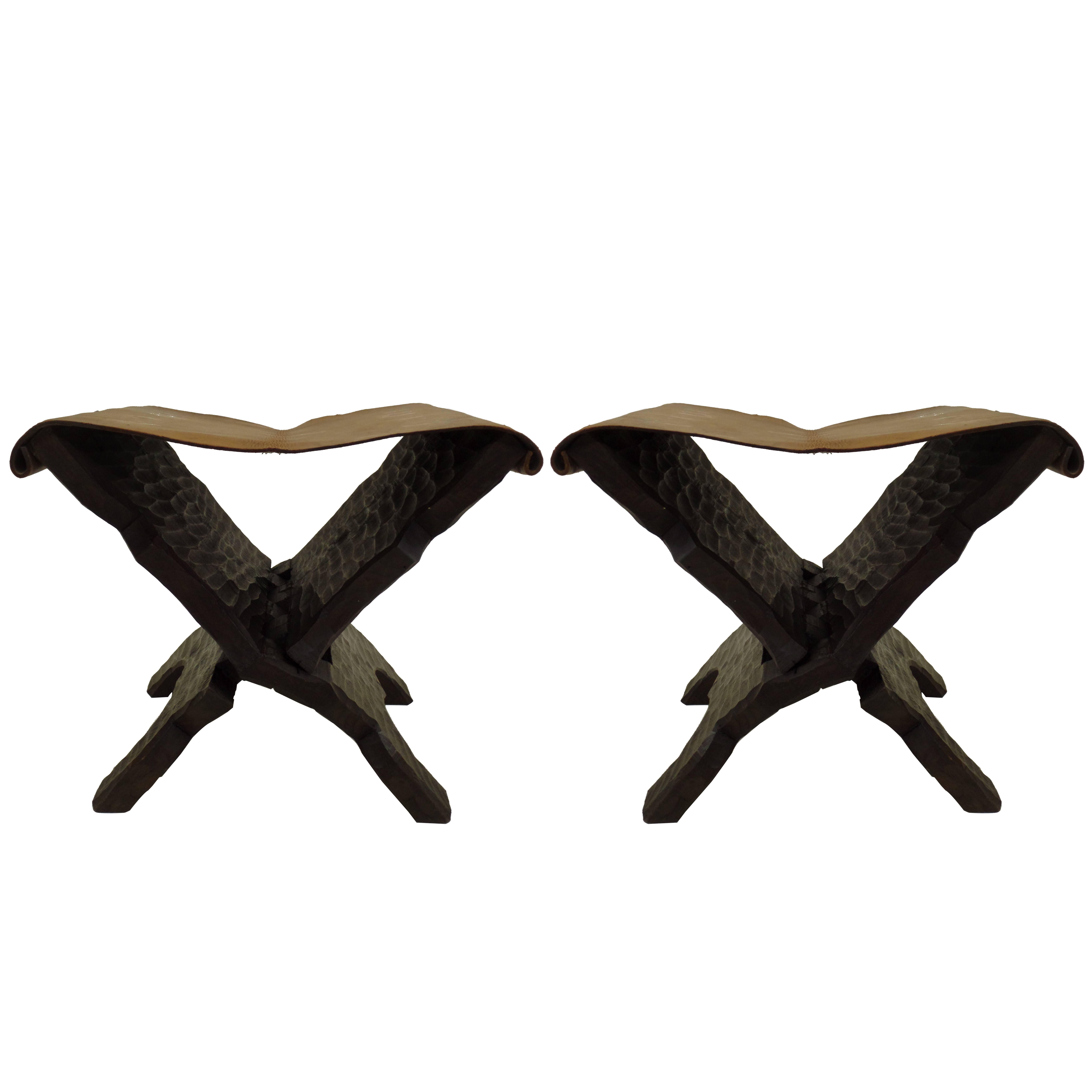 Mid-Century Modern Paire de tabourets français en bois sculpté et cuir, Jean-Michel Frank en vente