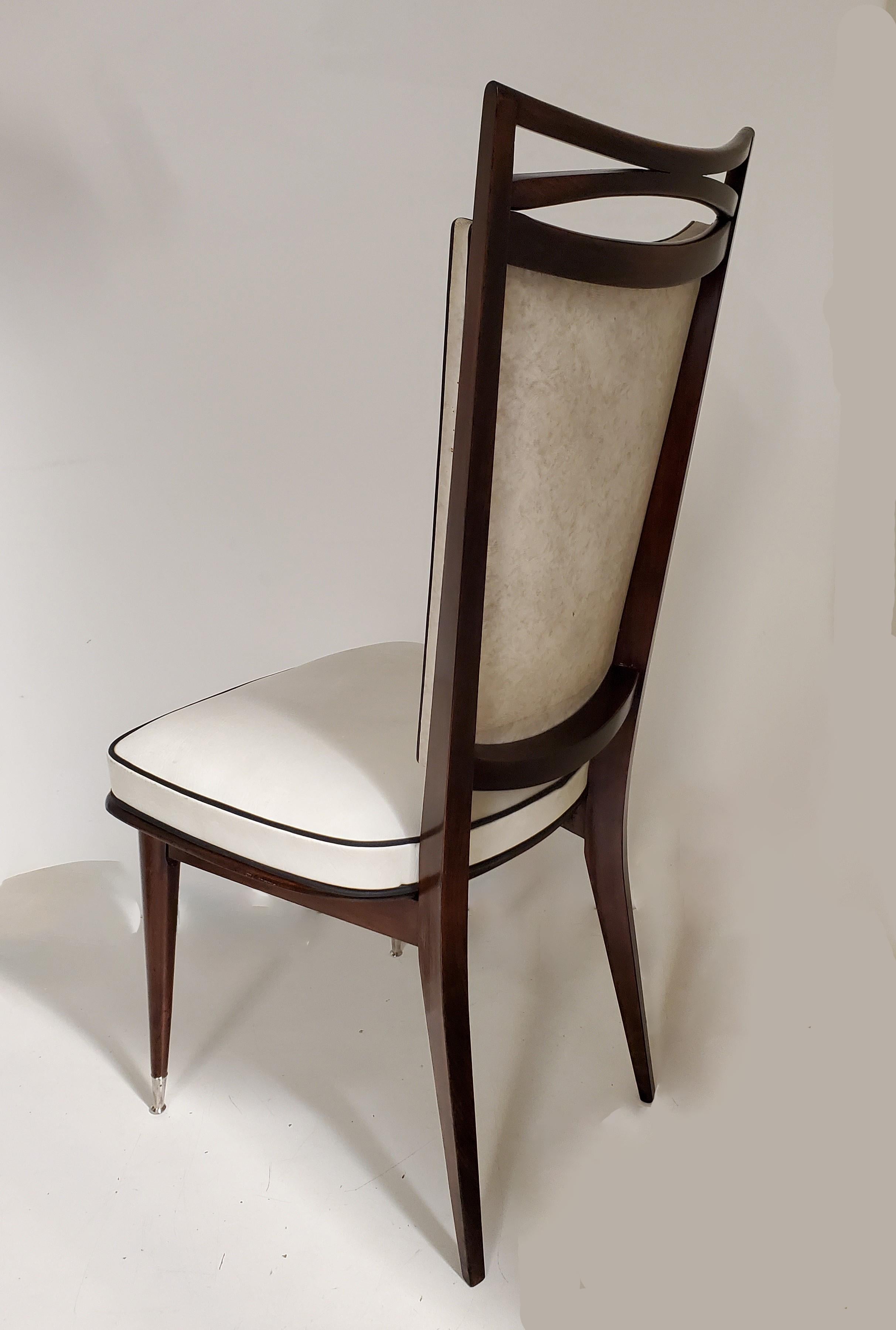 Paar französische Mid-Century-Modern-Esszimmer-/Beistellstühle aus der Mitte des Jahrhunderts -Deep Mahagoni-Finish (20. Jahrhundert) im Angebot
