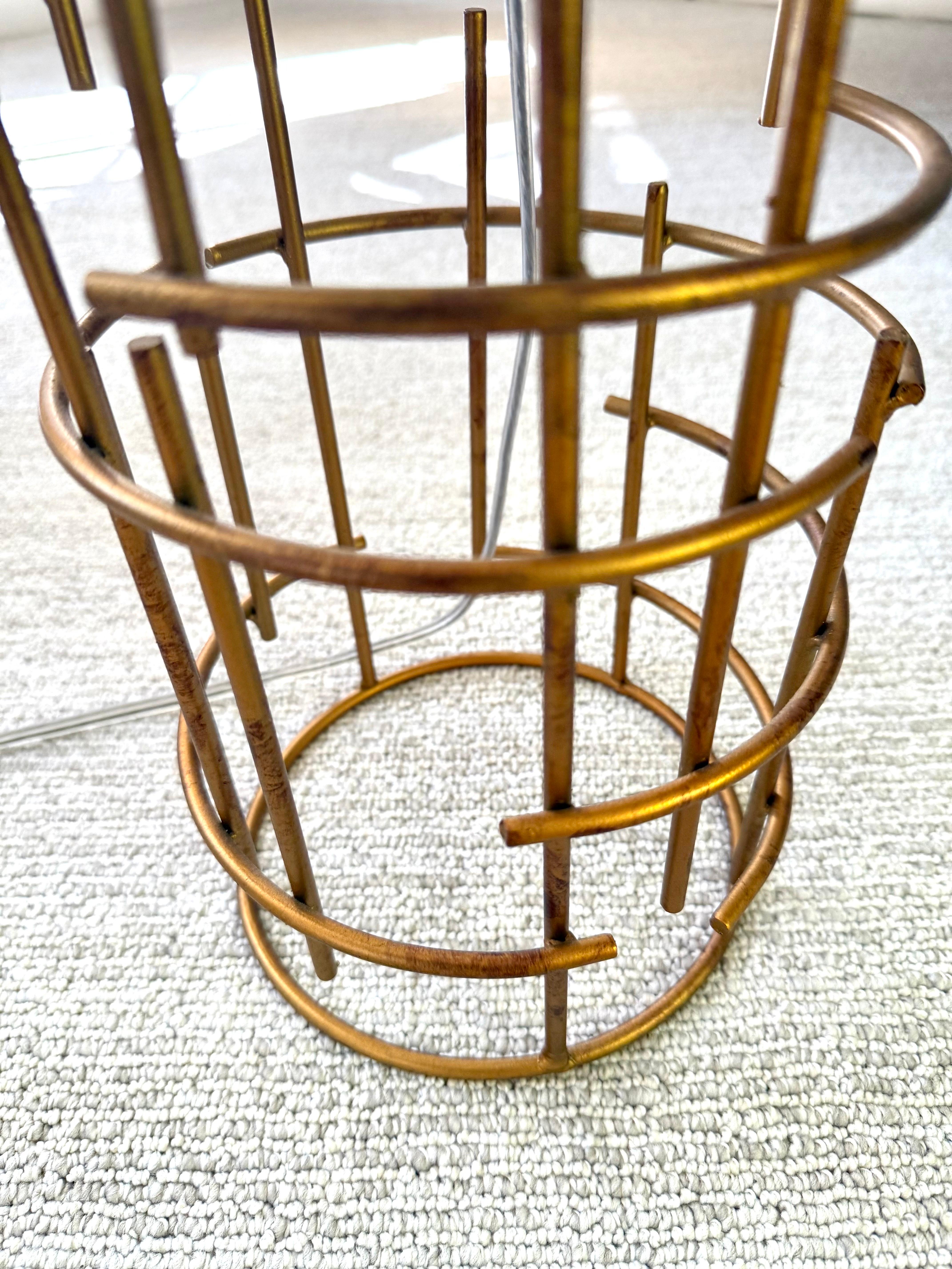 Paire de lampes de bureau françaises en fer doré de style mi-siècle moderne attribuée à Jacques Quinet en vente 2