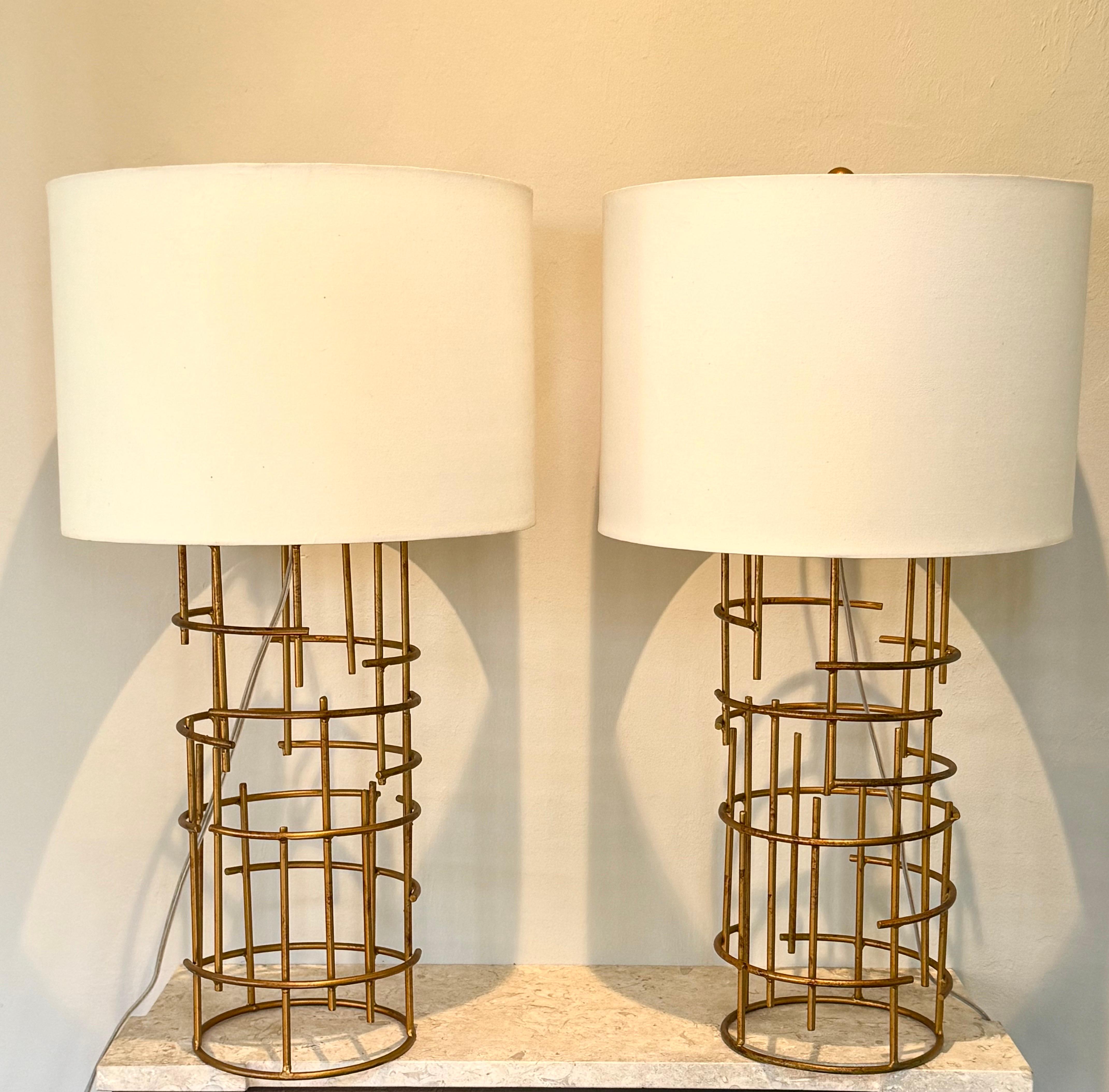 Paire de lampes de table en fer forgé doré, de forme abstraite, attribuées à Jacques Quinet, France, vers 1960. Une paire iconique de lampes de table sculpturales représentant les thèmes éternels du modernisme : l'abstraction et la transparence. Les