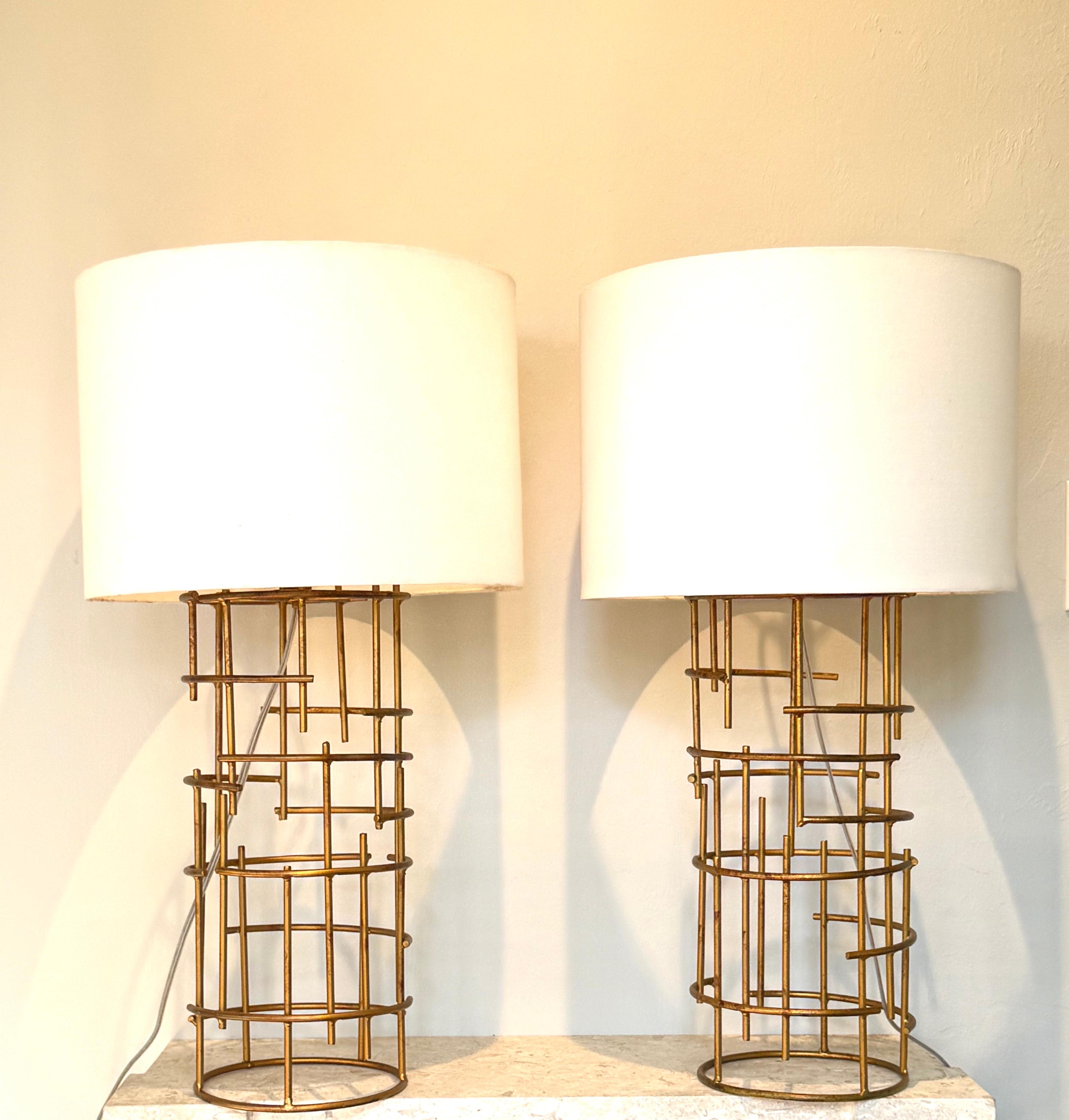 Mid-Century Modern Paire de lampes de bureau françaises en fer doré de style mi-siècle moderne attribuée à Jacques Quinet en vente