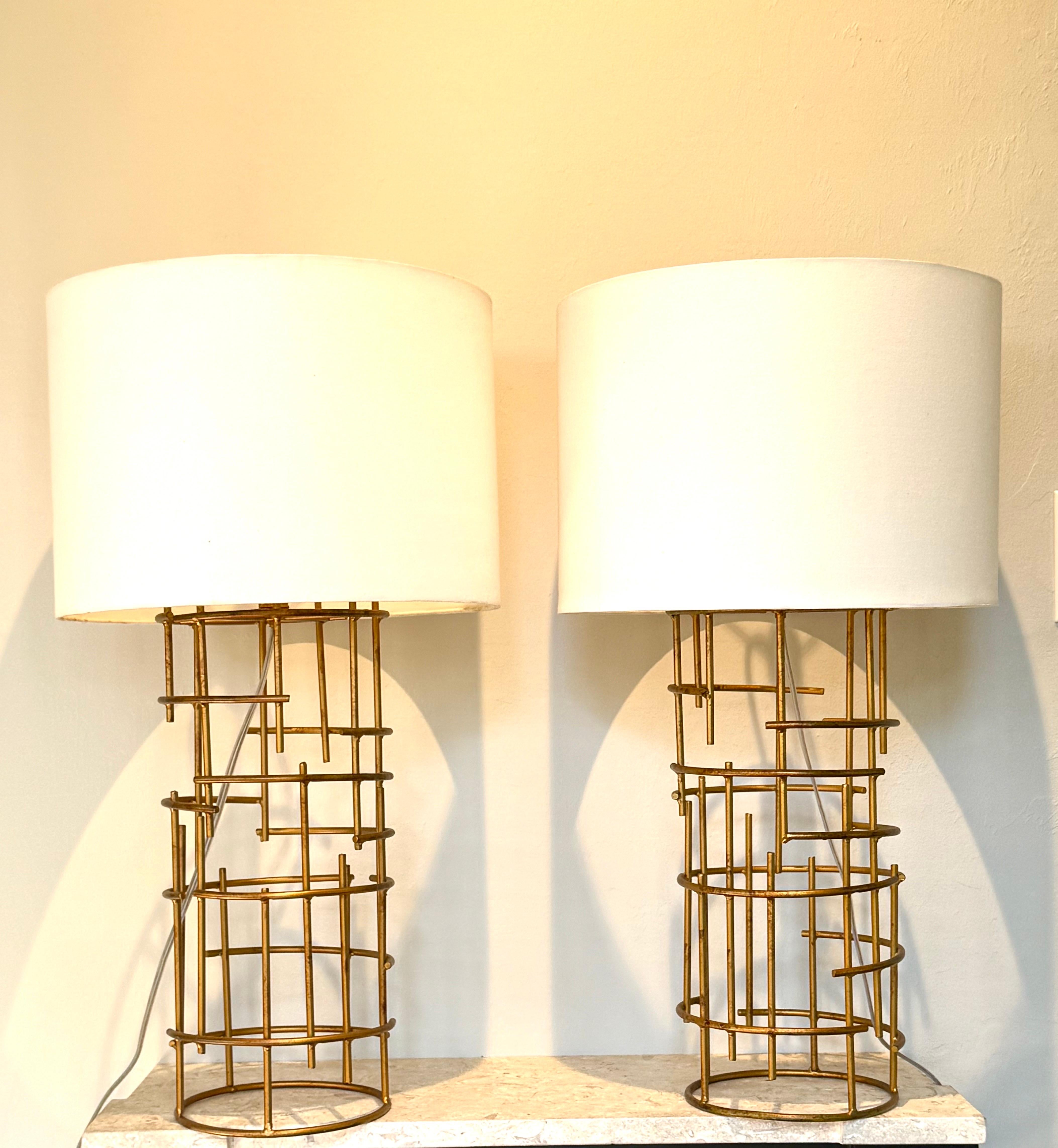 Français Paire de lampes de bureau françaises en fer doré de style mi-siècle moderne attribuée à Jacques Quinet en vente
