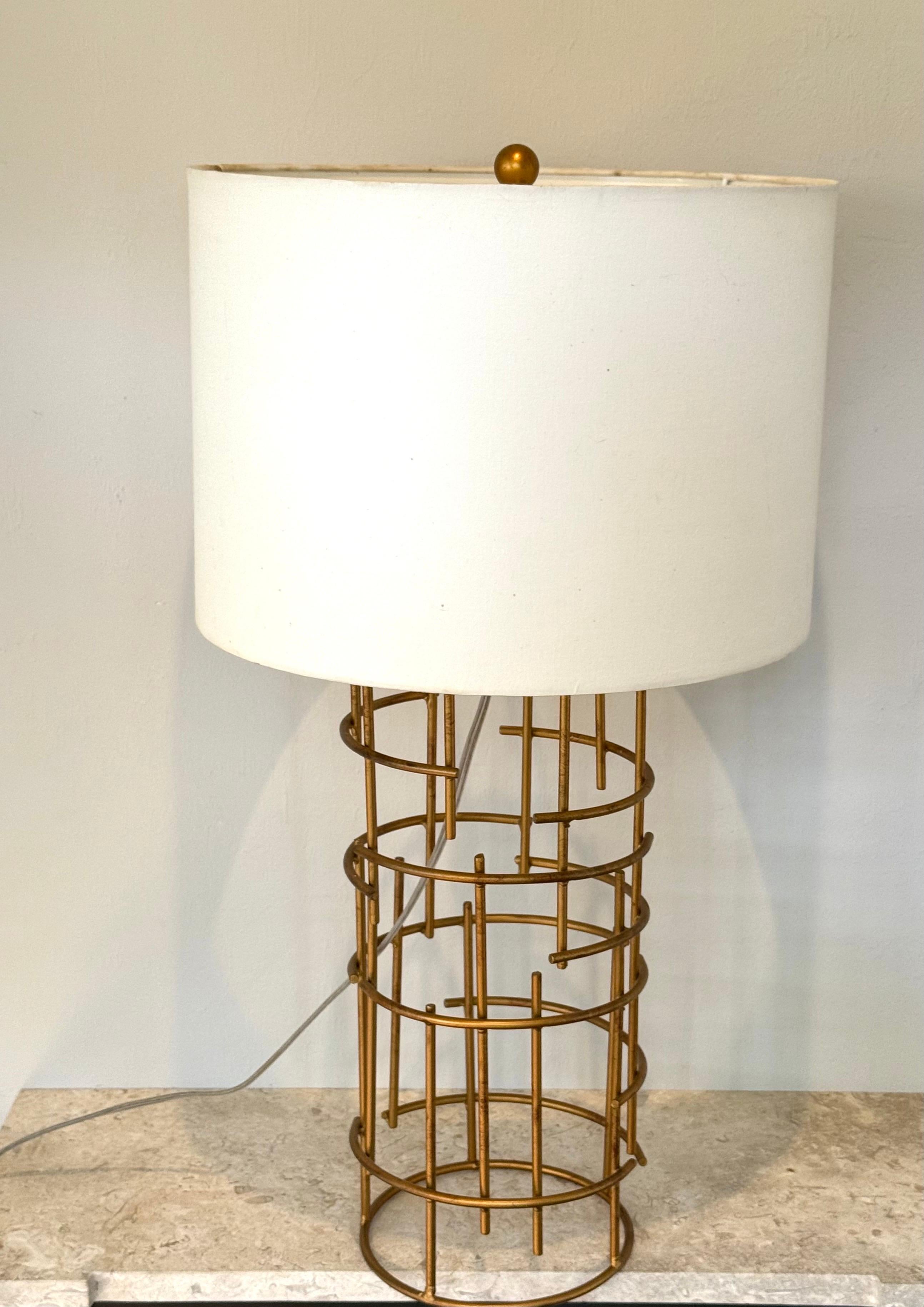 Doré Paire de lampes de bureau françaises en fer doré de style mi-siècle moderne attribuée à Jacques Quinet en vente