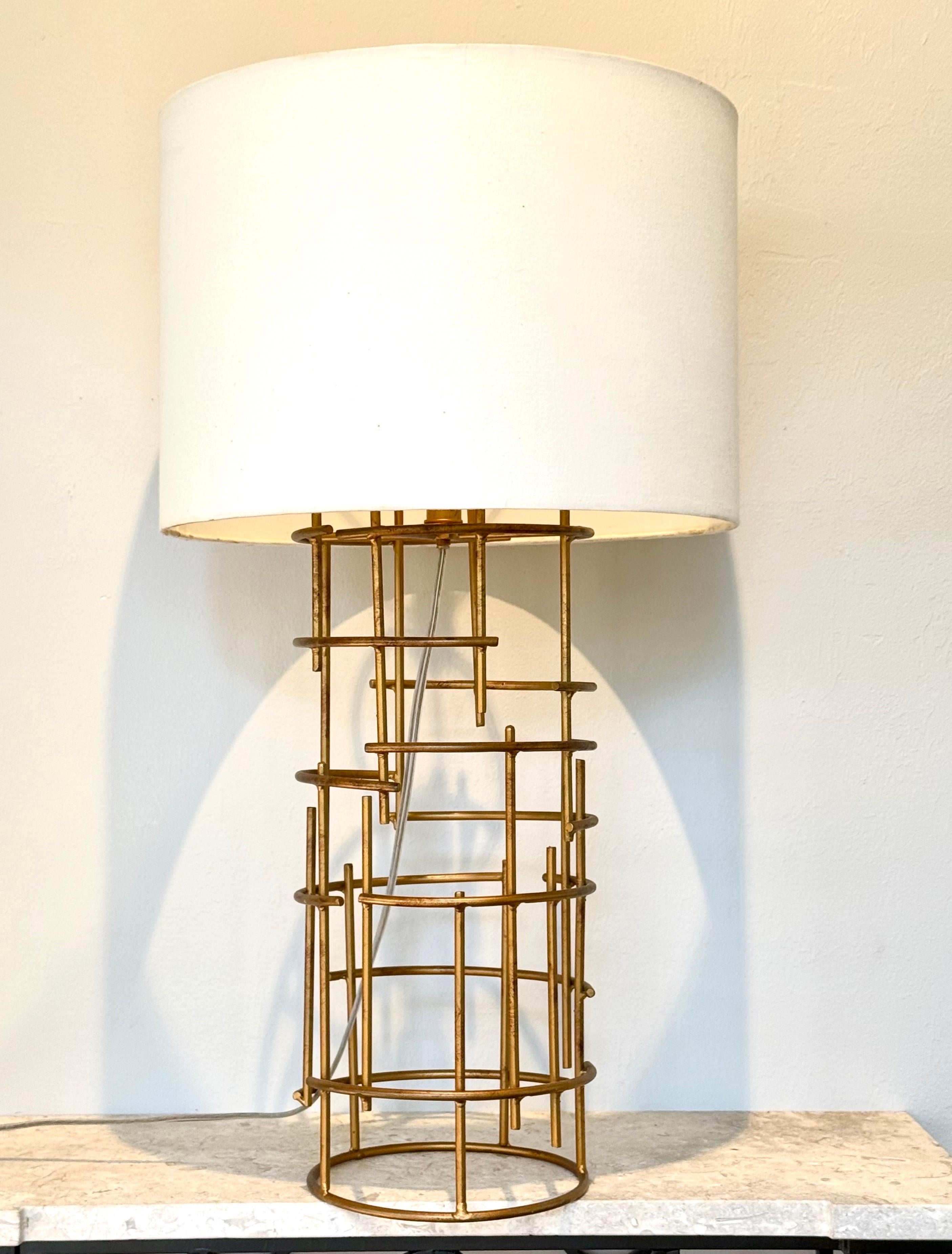 Paire de lampes de bureau françaises en fer doré de style mi-siècle moderne attribuée à Jacques Quinet Bon état - En vente à New York, NY