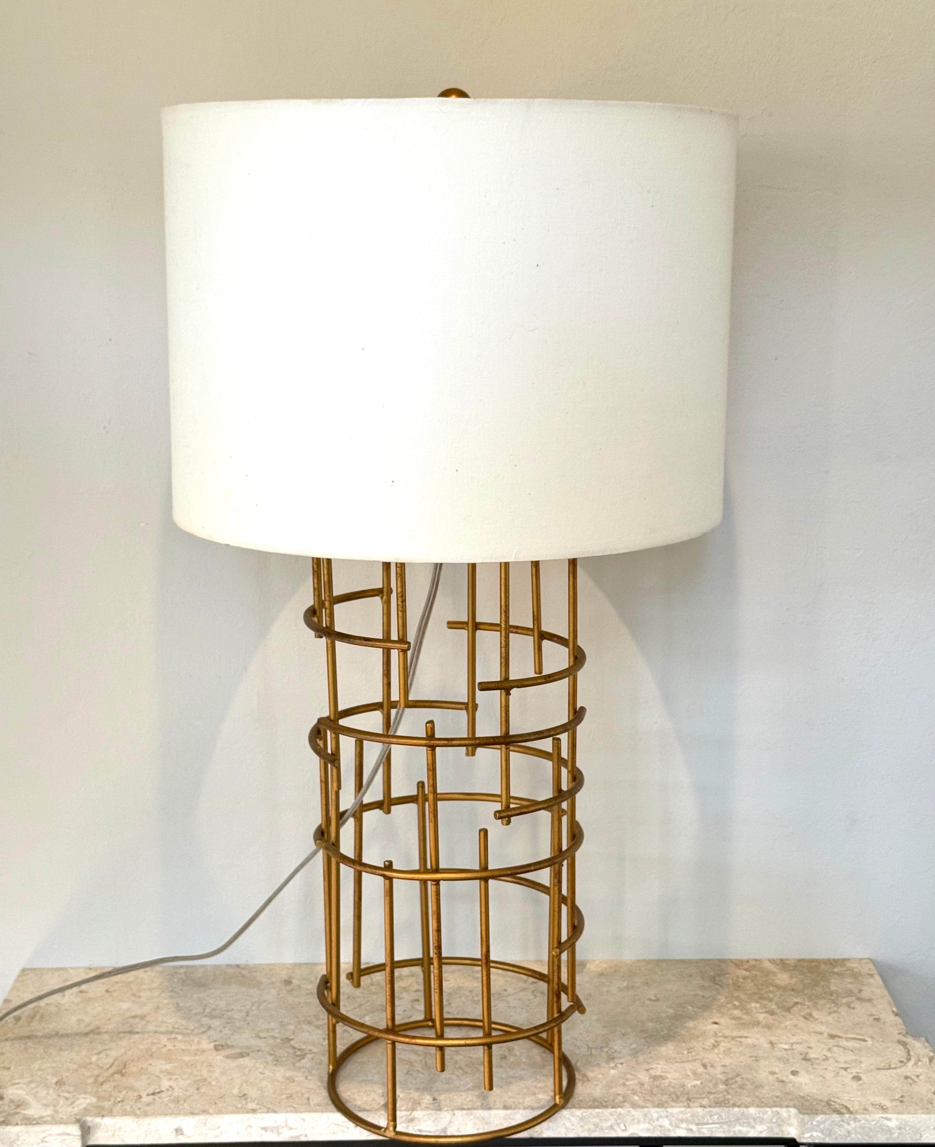 20ième siècle Paire de lampes de bureau françaises en fer doré de style mi-siècle moderne attribuée à Jacques Quinet en vente