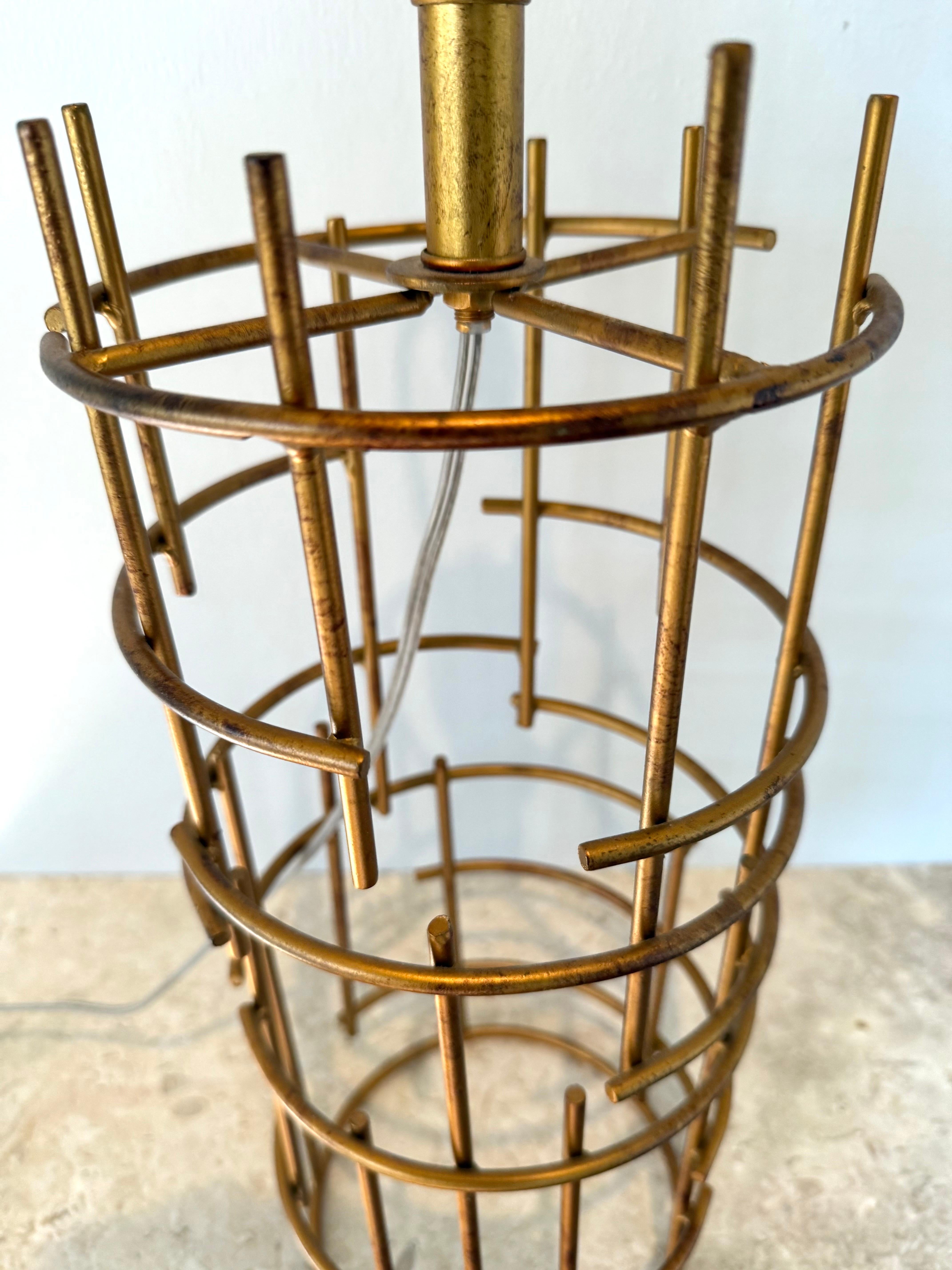 Fer forgé Paire de lampes de bureau françaises en fer doré de style mi-siècle moderne attribuée à Jacques Quinet en vente