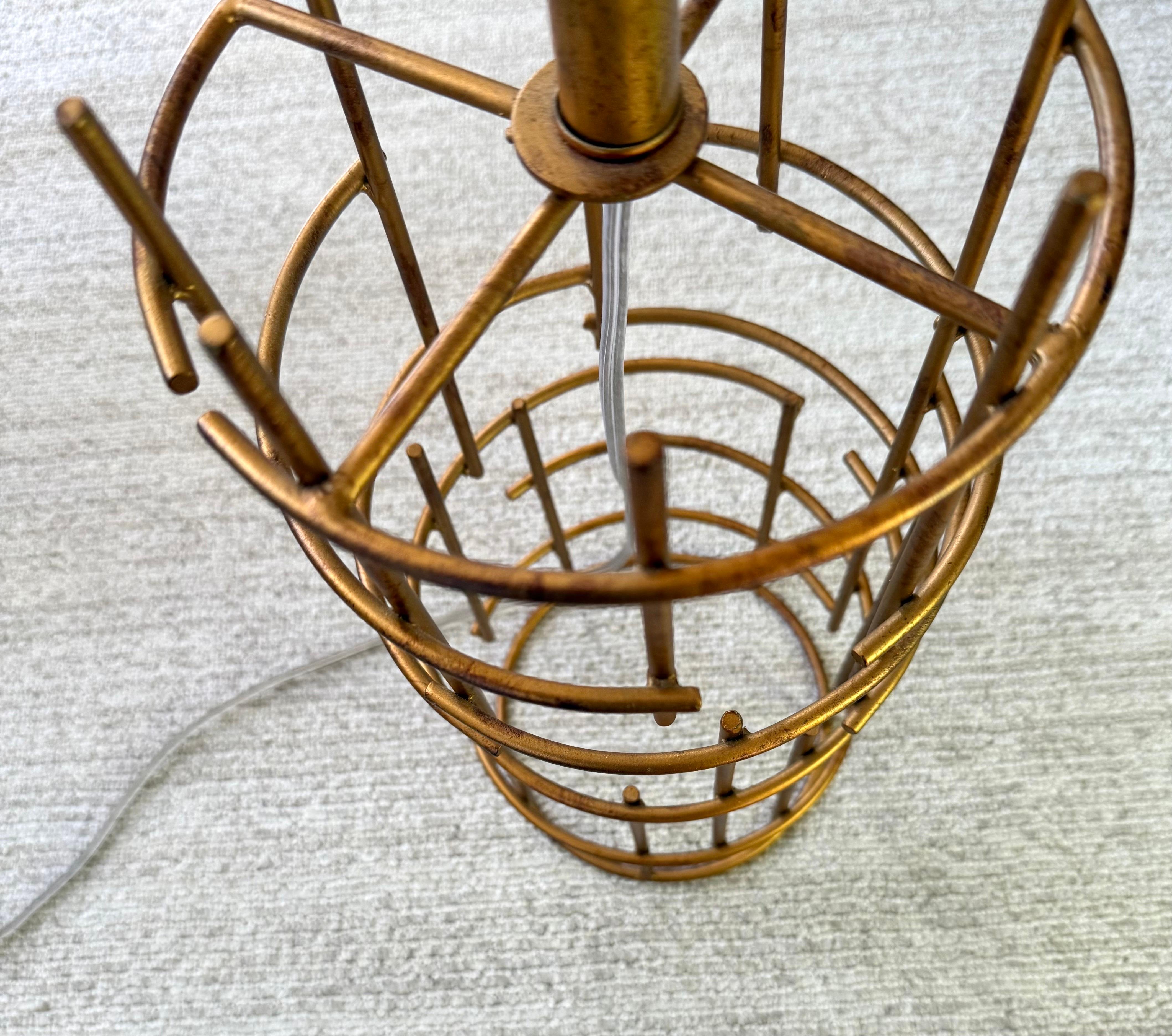 Paire de lampes de bureau françaises en fer doré de style mi-siècle moderne attribuée à Jacques Quinet en vente 1