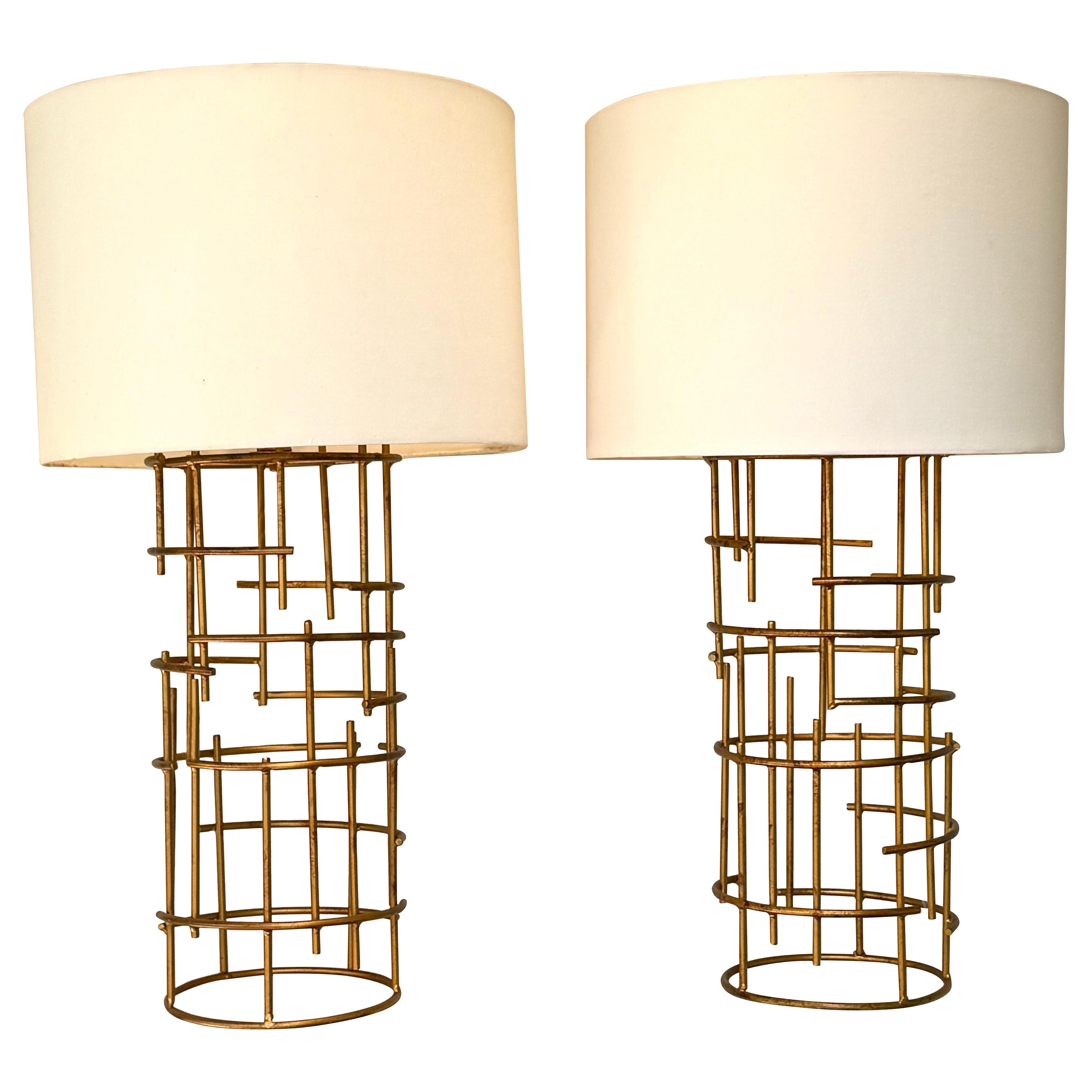 Paire de lampes de bureau françaises en fer doré de style mi-siècle moderne attribuée à Jacques Quinet