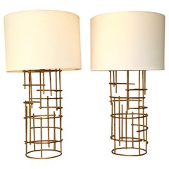 Paire de lampes de bureau françaises en fer doré de style mi-siècle moderne attribuée à Jacques Quinet