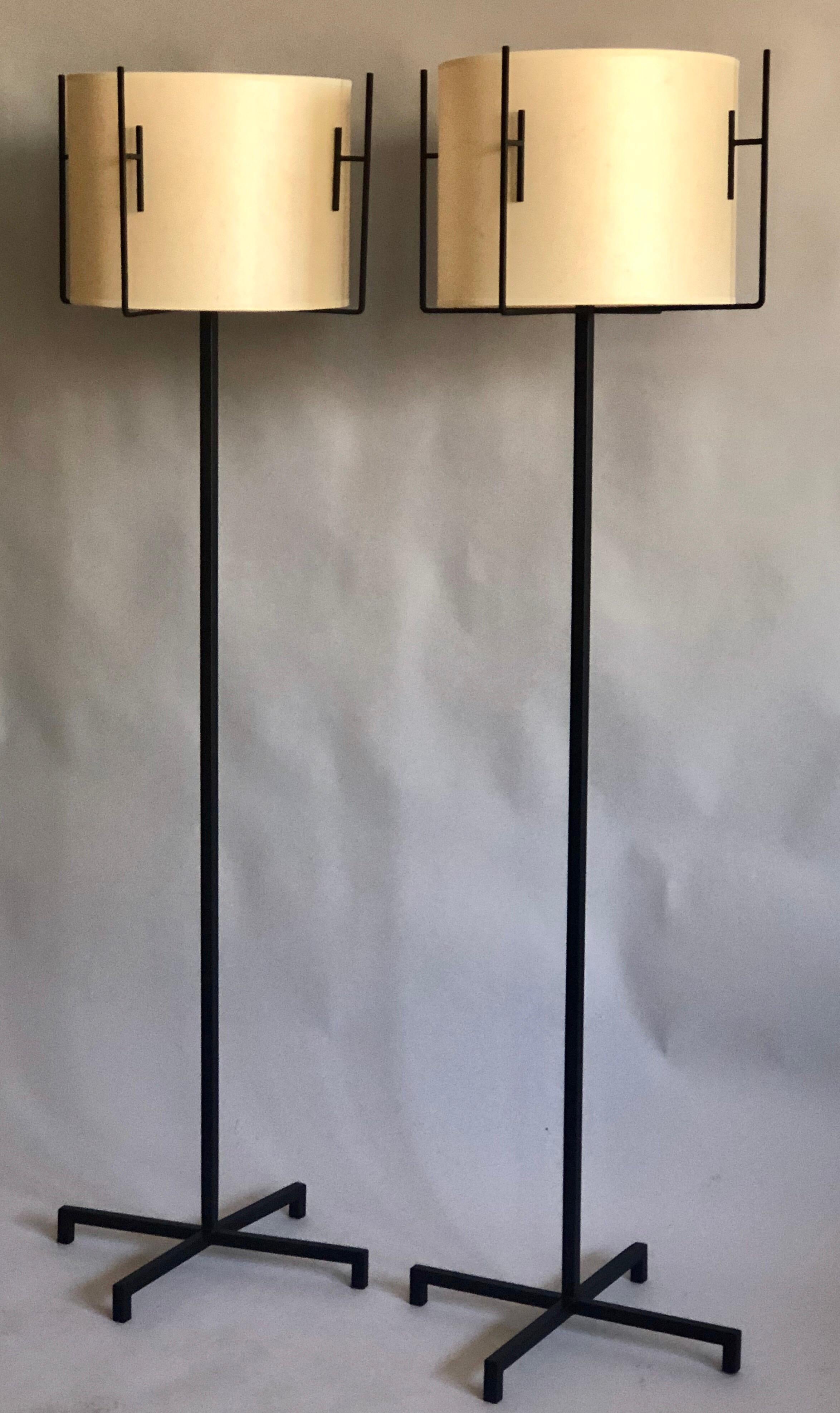 Ein Paar französische Stehlampen aus Eisen und Pergament aus der Mitte des Jahrhunderts von Jacques Adnet (Moderne der Mitte des Jahrhunderts) im Angebot