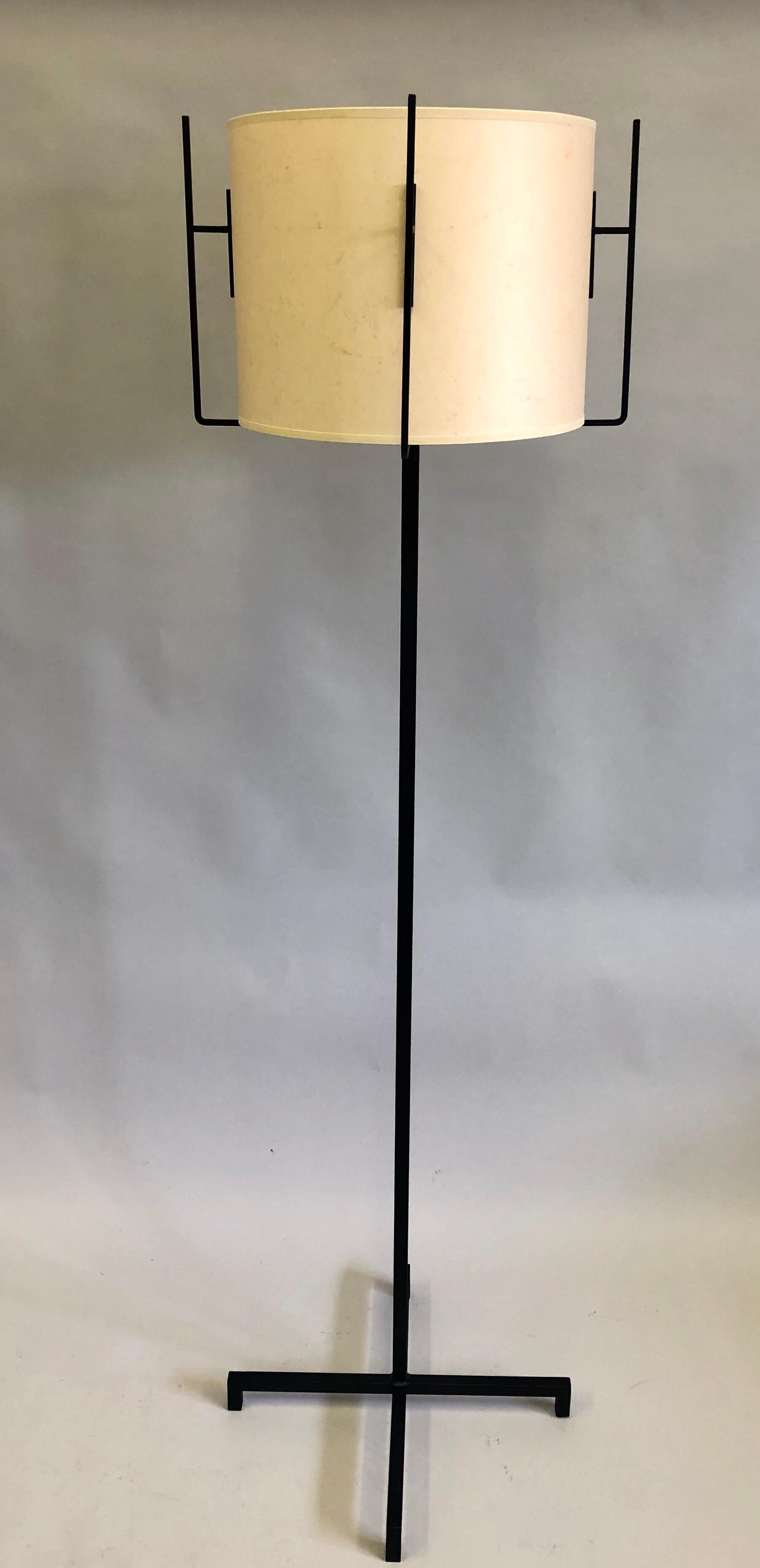 Français Paire de lampadaires français en fer et parchemin de style mi-siècle moderne par Jacques Adnet en vente