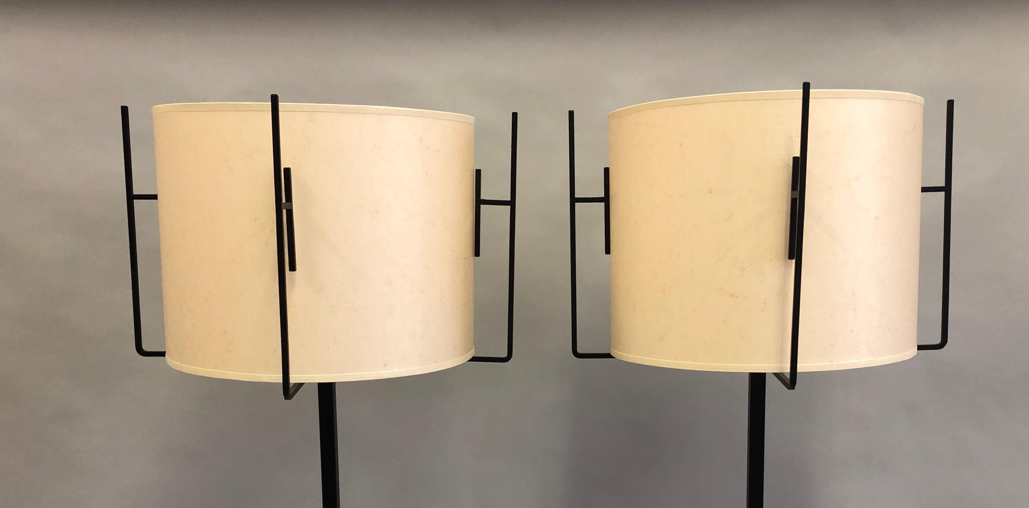 20ième siècle Paire de lampadaires français en fer et parchemin de style mi-siècle moderne par Jacques Adnet en vente