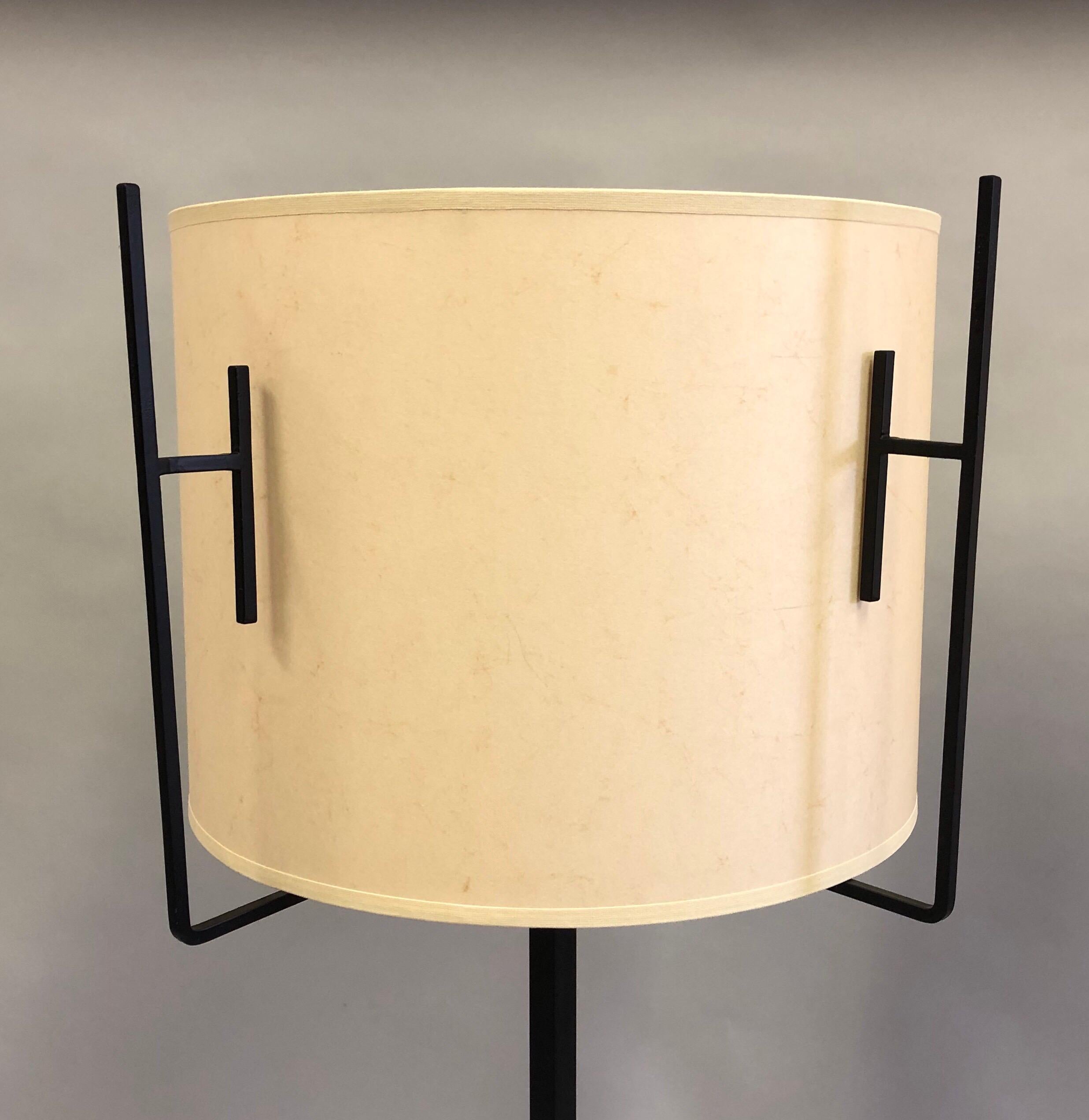 Fer forgé Paire de lampadaires français en fer et parchemin de style mi-siècle moderne par Jacques Adnet en vente