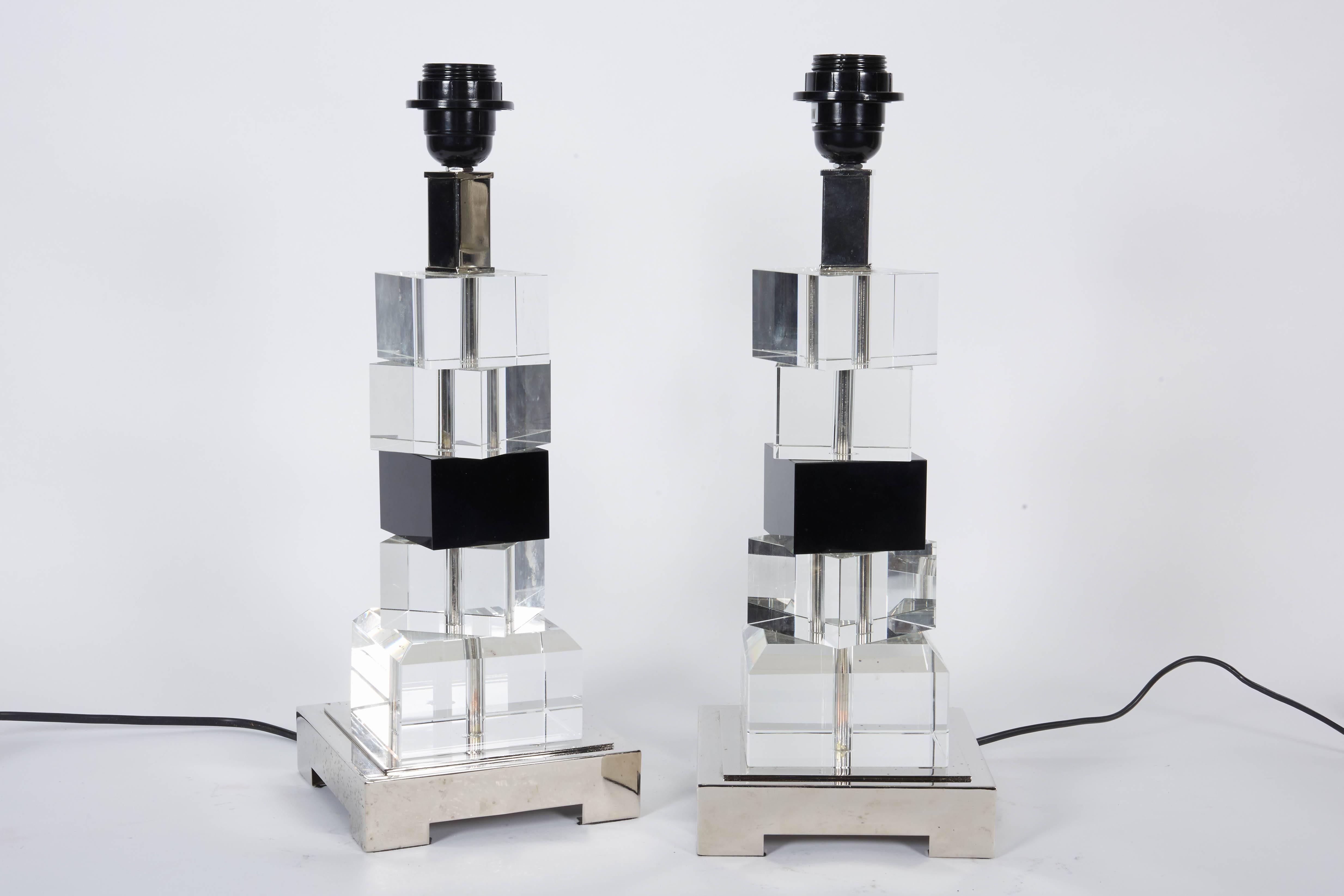 Pair of French Mid-Century Modern Lucite and Chrome Table Lamps In Excellent Condition In New York, NY