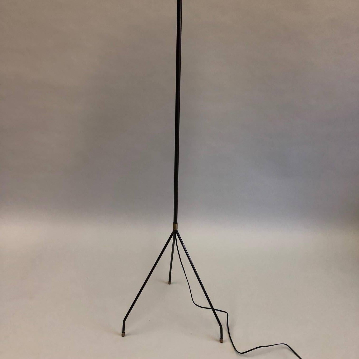 Patiné Paire de lampadaires français en fer de style mi-siècle moderne / minimaliste, Pierre Guariche en vente