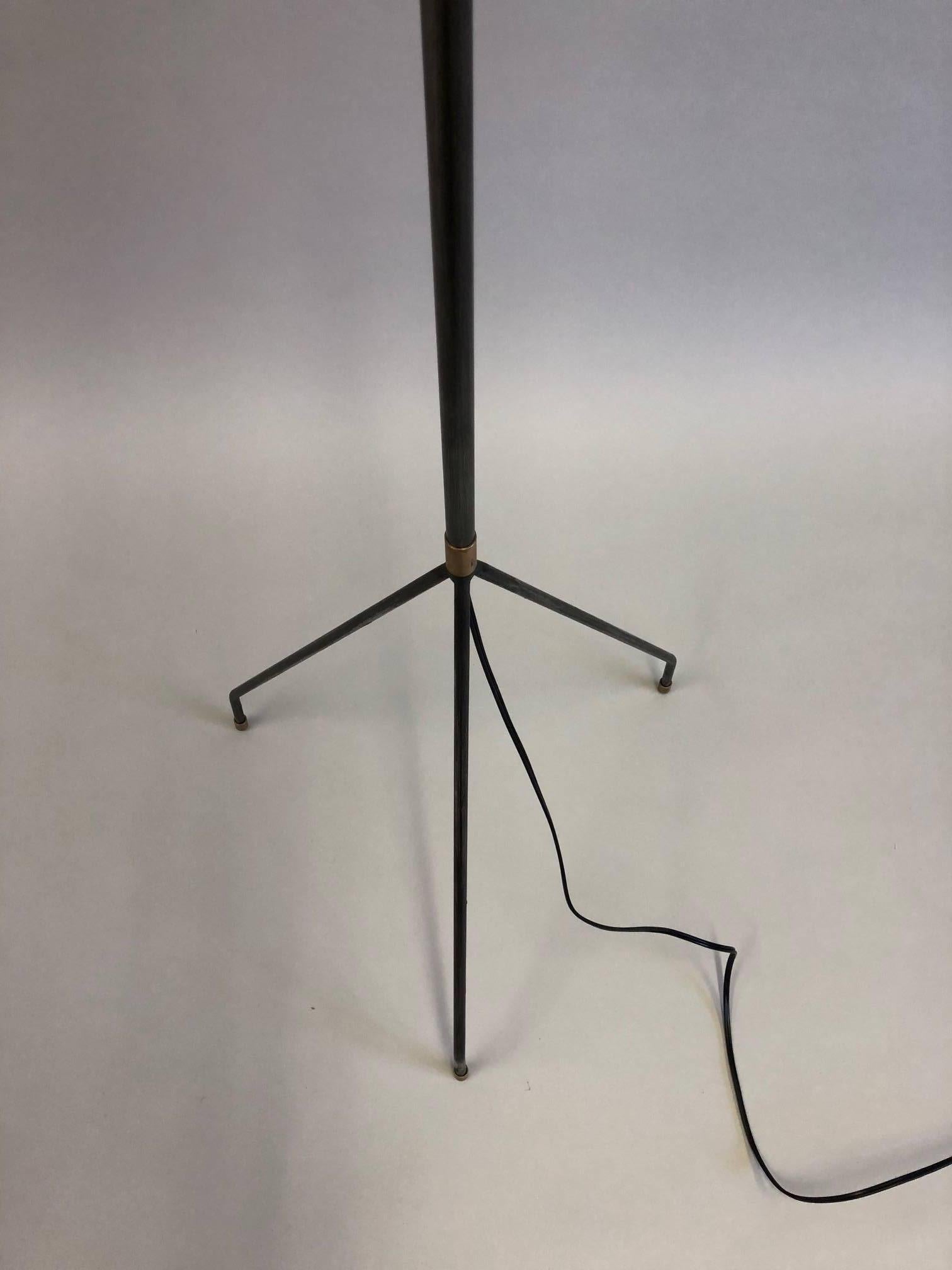 Paire de lampadaires français en fer de style mi-siècle moderne / minimaliste, Pierre Guariche Bon état - En vente à New York, NY
