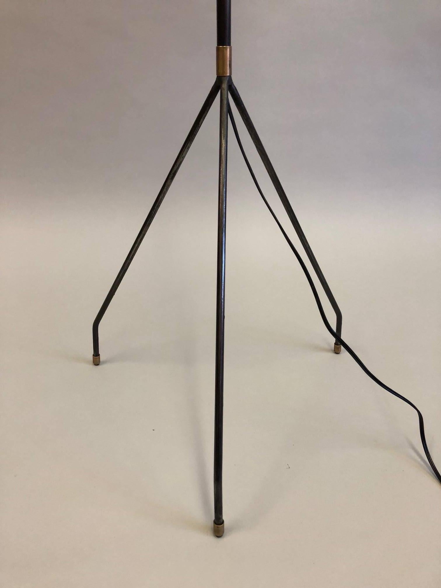 20ième siècle Paire de lampadaires français en fer de style mi-siècle moderne / minimaliste, Pierre Guariche en vente
