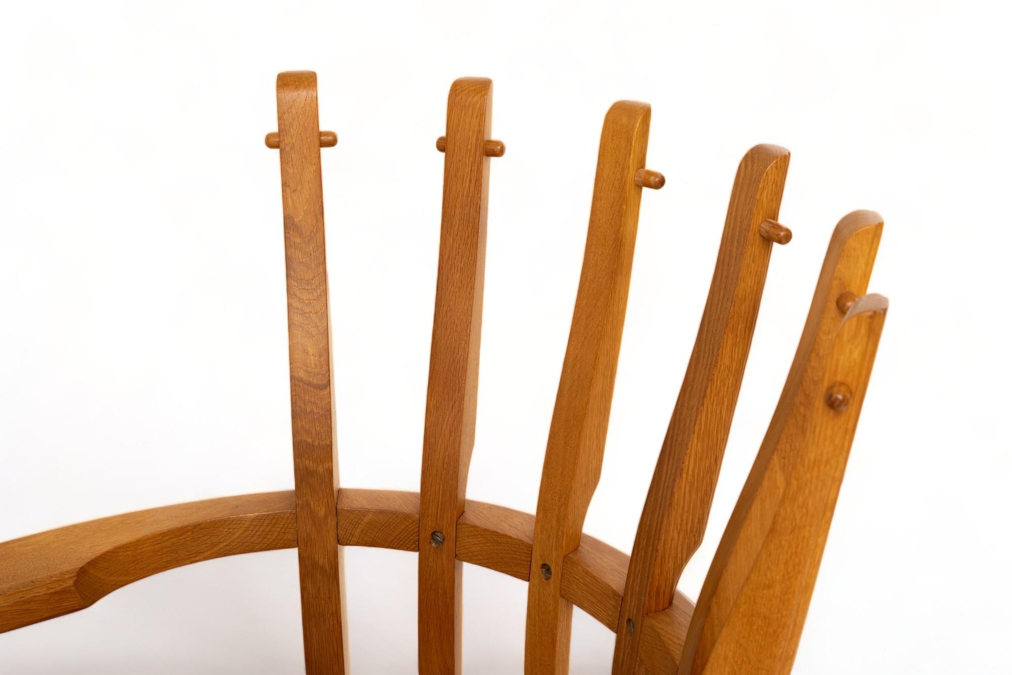 Paire de chaises longues françaises en chêne de style mi-siècle moderne par Guillerme et Chambron en vente 5