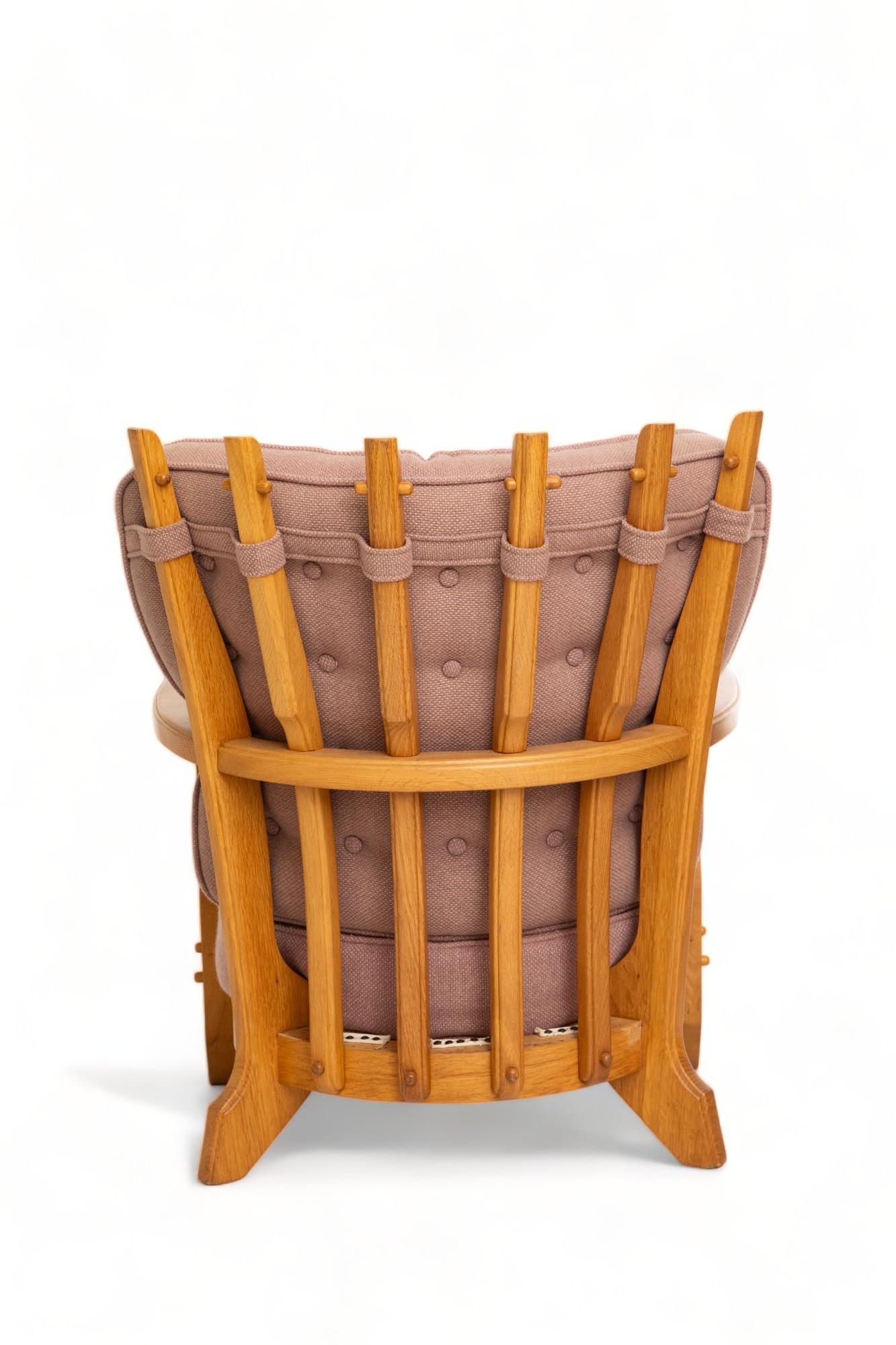 Tissu Paire de chaises longues françaises en chêne de style mi-siècle moderne par Guillerme et Chambron en vente