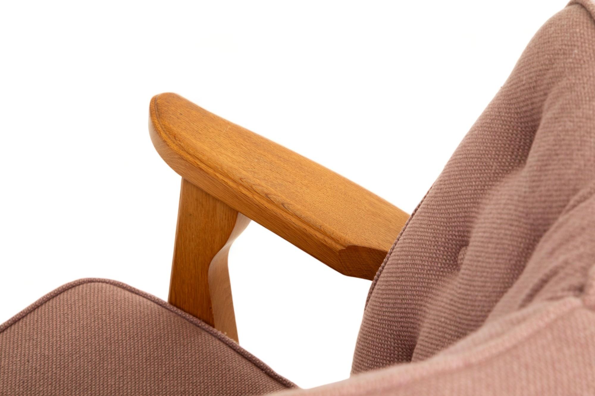 Paire de chaises longues françaises en chêne de style mi-siècle moderne par Guillerme et Chambron en vente 1