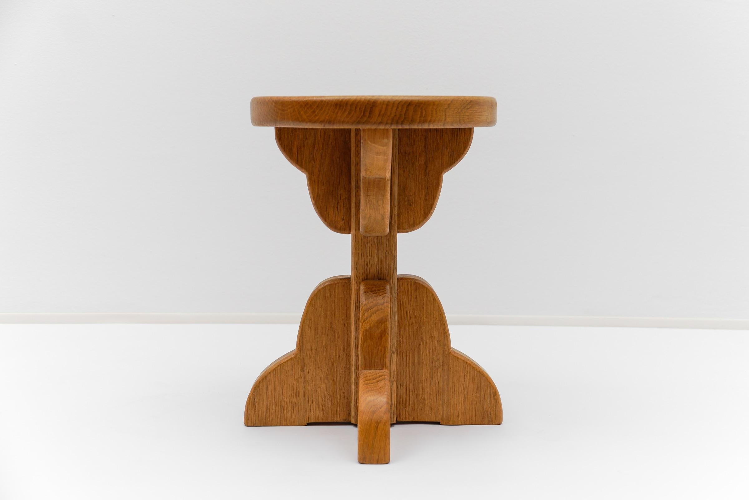 Coppia di sgabelli francesi di metà secolo moderno in Oak, anni '60 in vendita 5