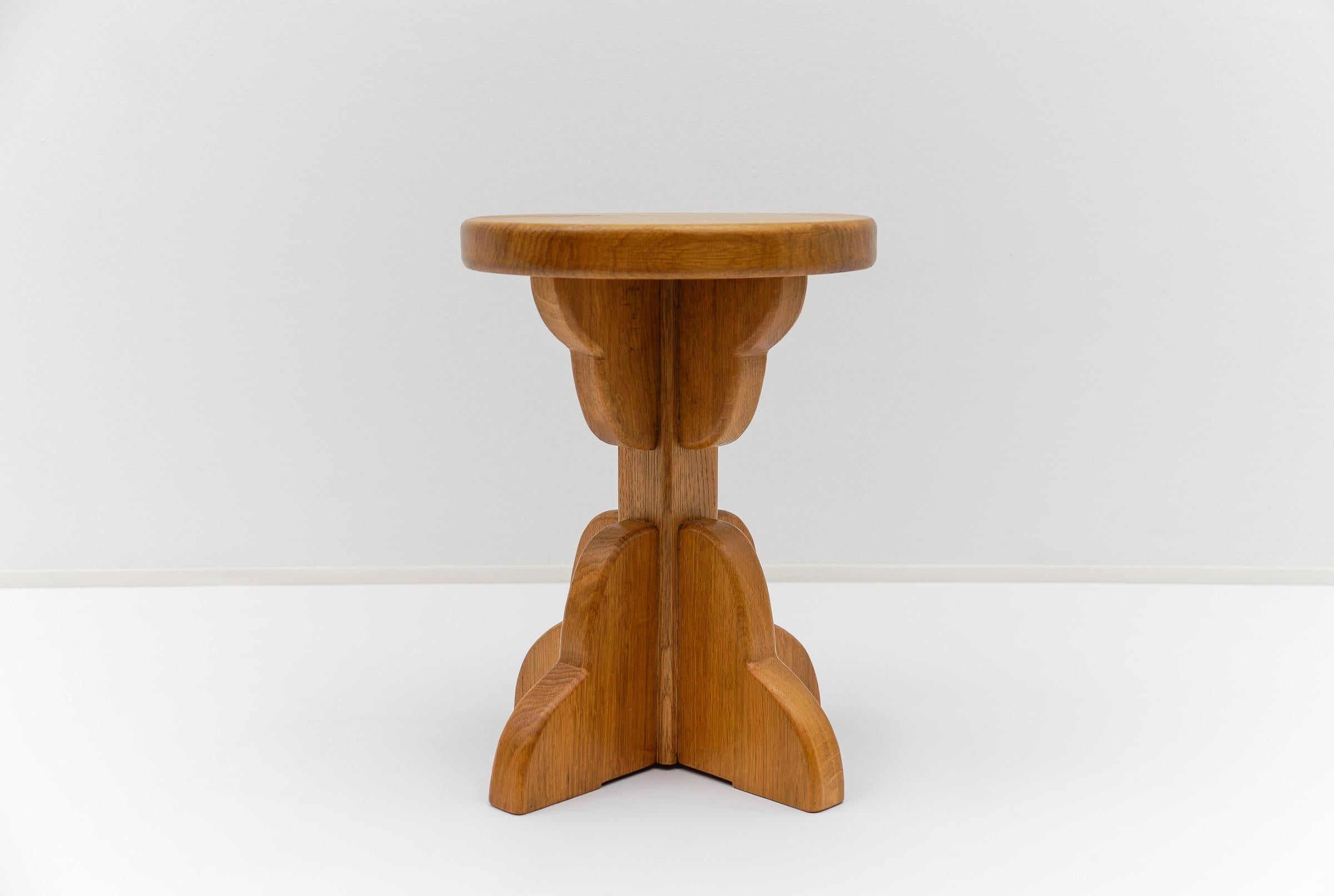 Coppia di sgabelli francesi di metà secolo moderno in Oak, anni '60 in vendita 7
