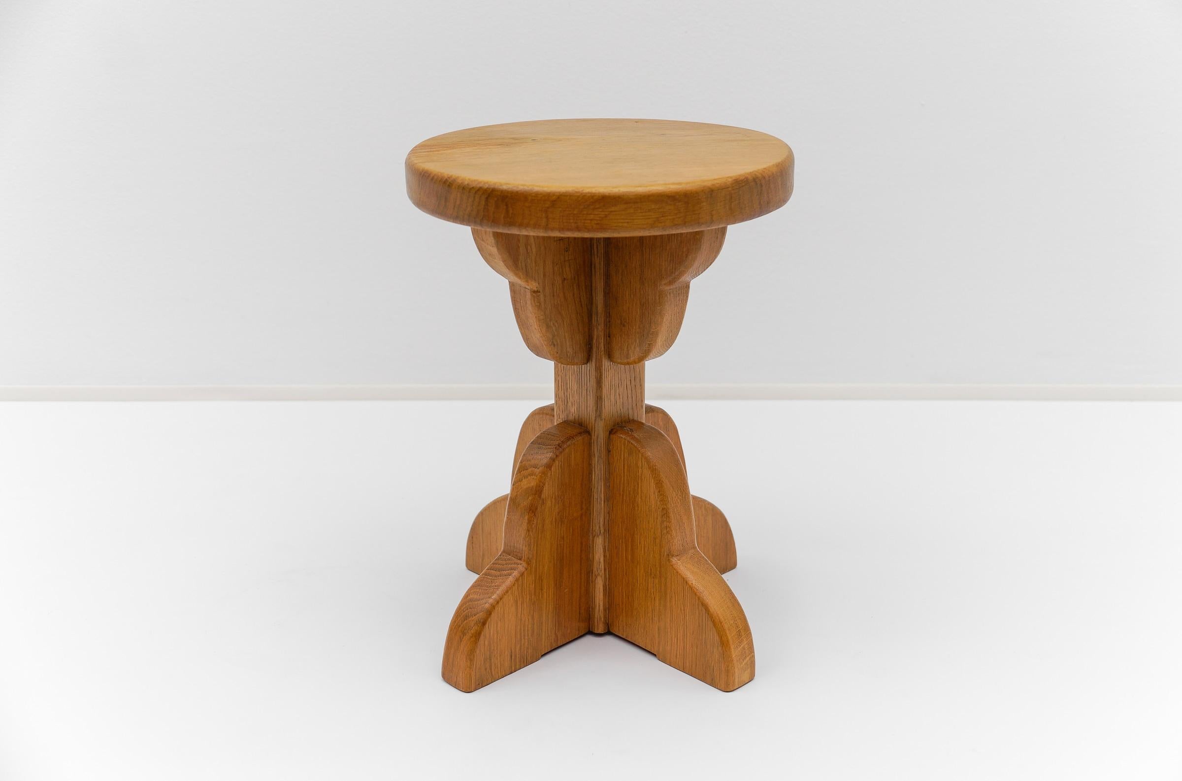 Coppia di sgabelli francesi di metà secolo moderno in Oak, anni '60 in vendita 8