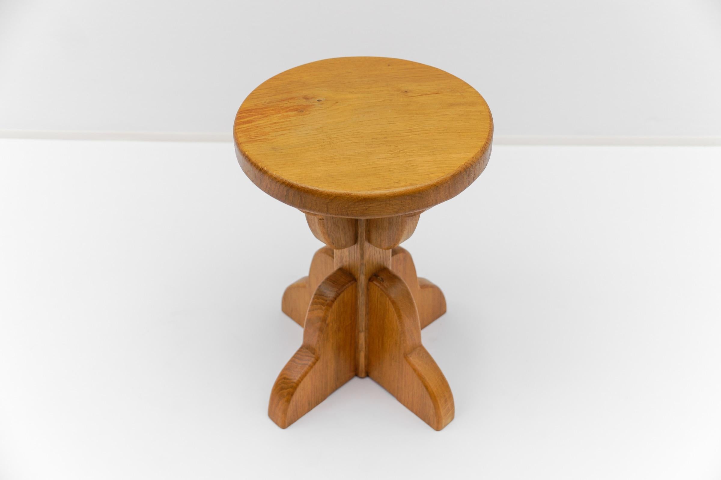 Coppia di sgabelli francesi di metà secolo moderno in Oak, anni '60 in vendita 9