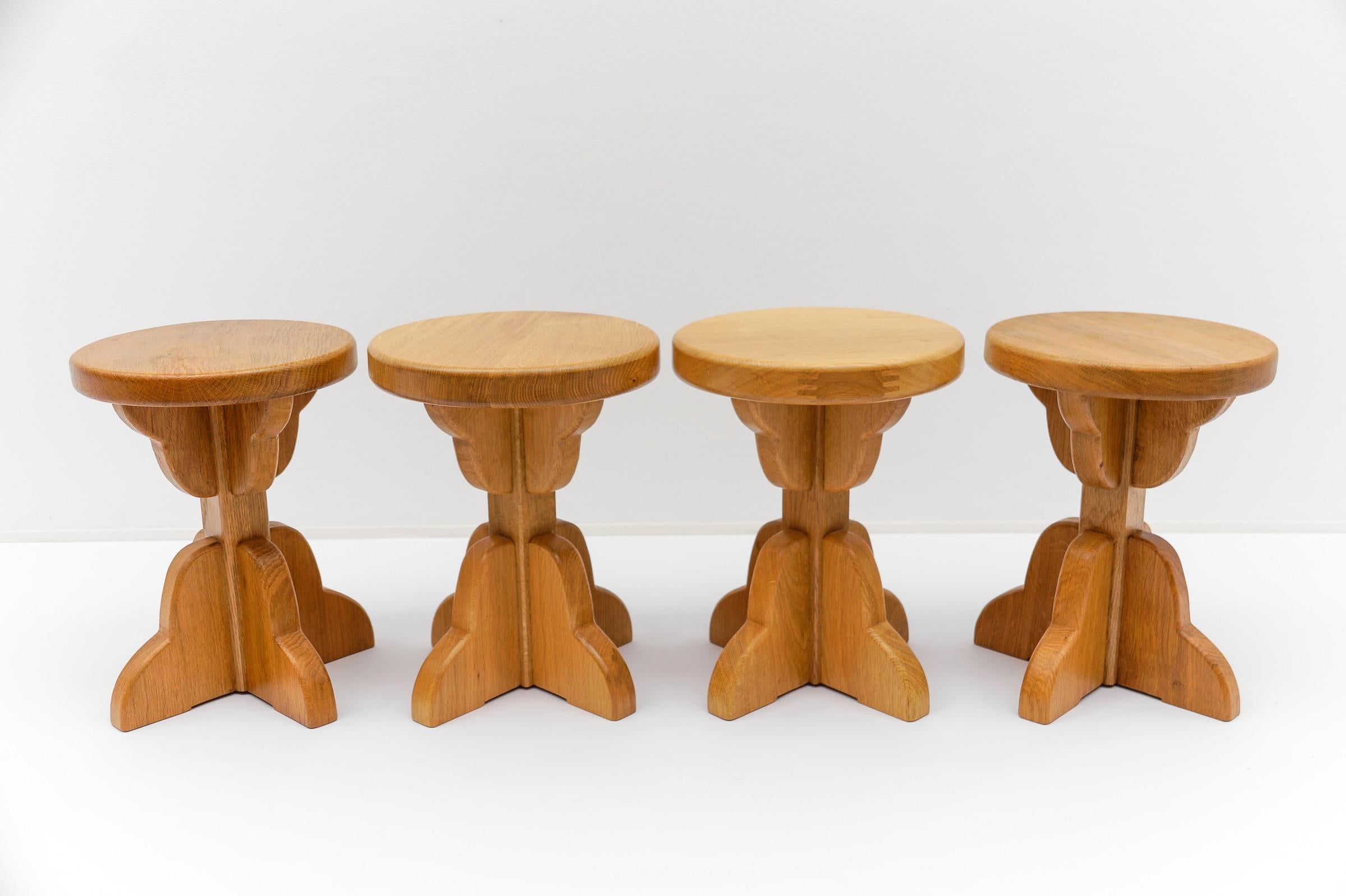 Coppia di sgabelli francesi di metà secolo moderno in Oak, anni '60 in vendita 10