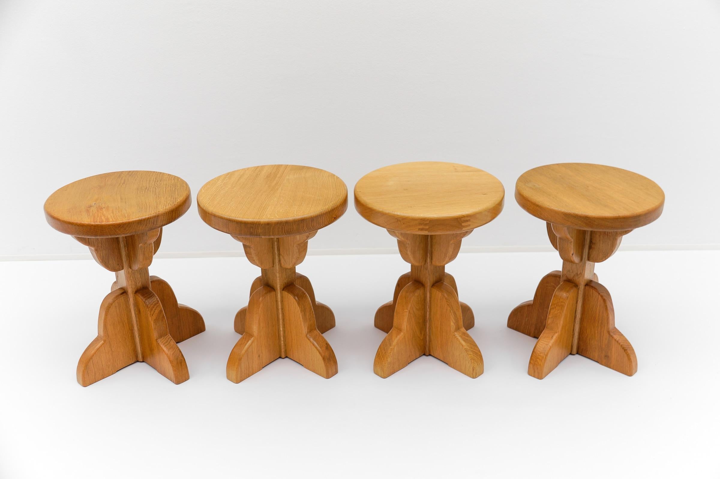 Coppia di sgabelli francesi di metà secolo moderno in Oak, anni '60 in vendita 11