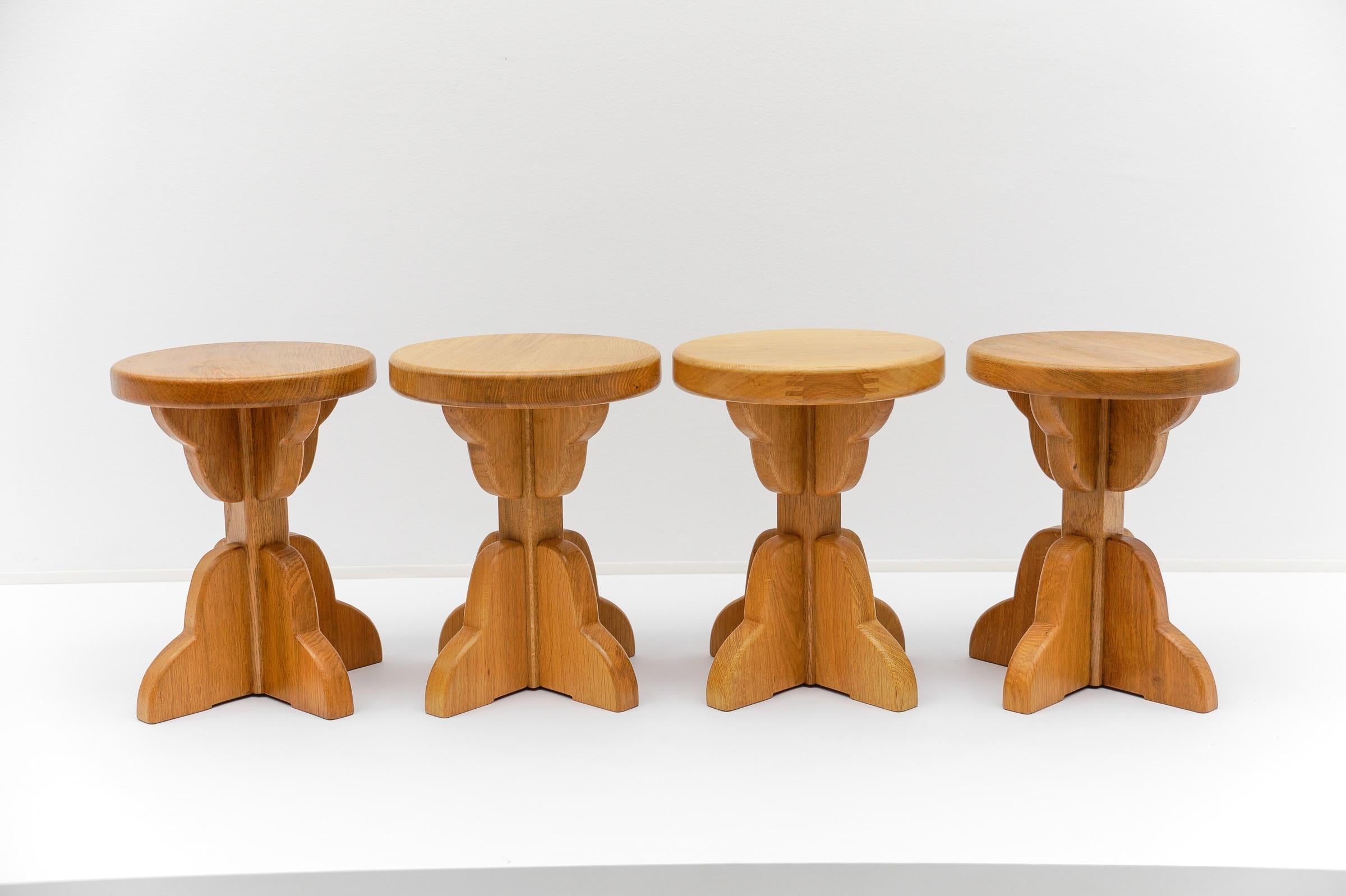 Coppia di sgabelli francesi di metà secolo moderno in Oak, anni '60 in vendita 12