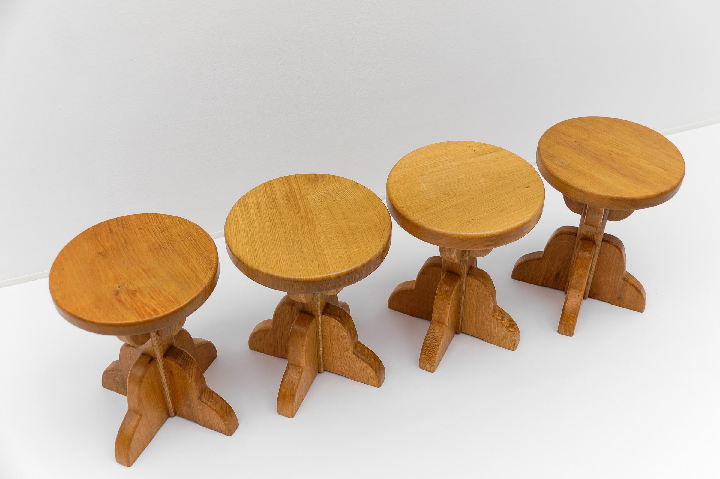 Coppia di sgabelli francesi di metà secolo moderno in Oak, anni '60 in vendita 13