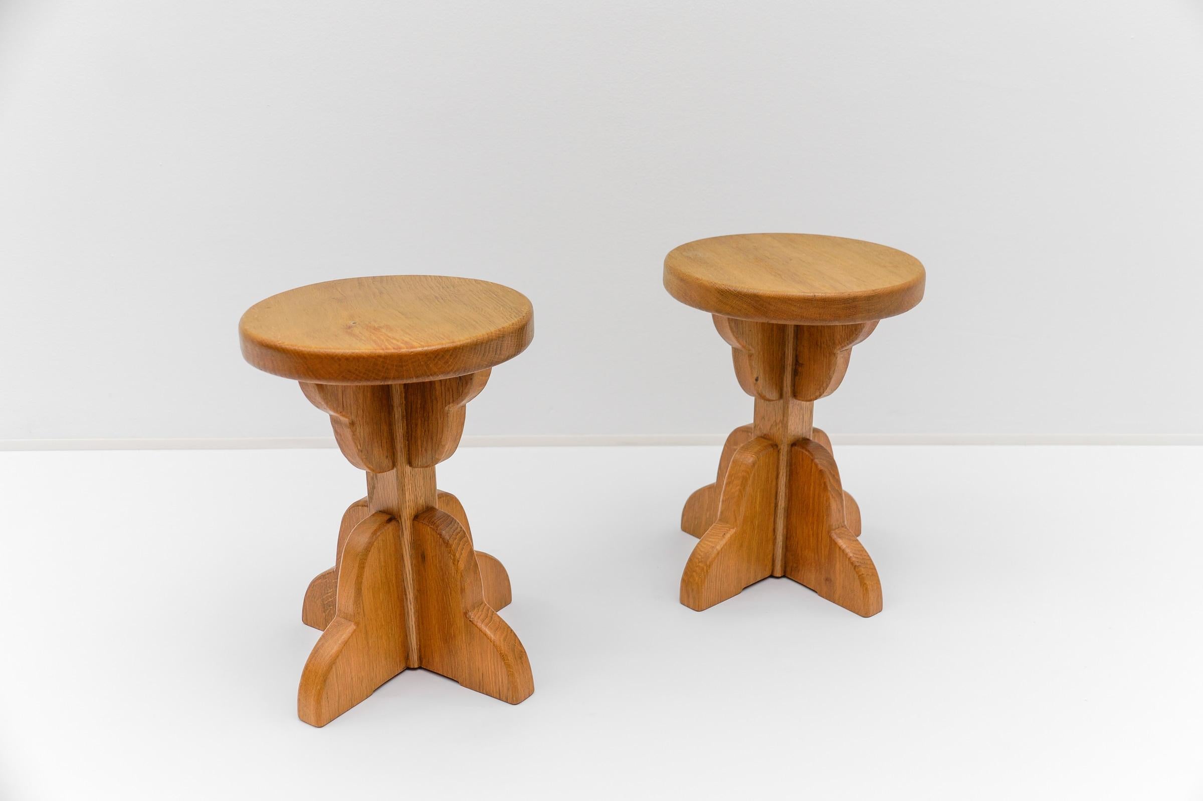 Primitivo Coppia di sgabelli francesi di metà secolo moderno in Oak, anni '60 in vendita