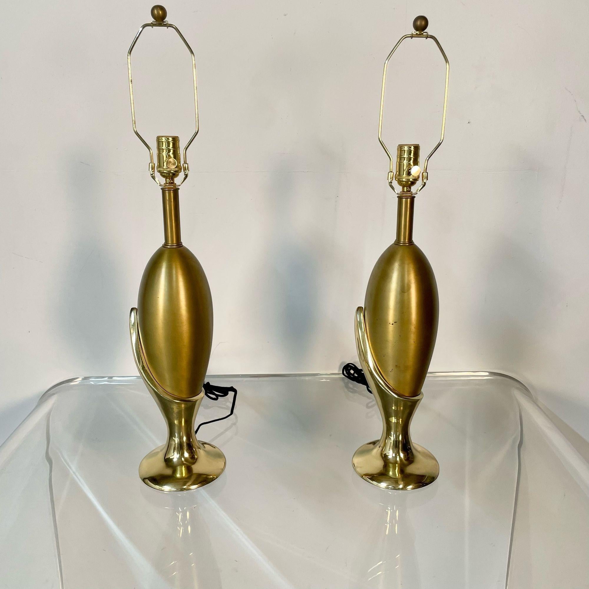 Paire de lampes de bureau sculpturales françaises en bronze de style mi-siècle moderne en vente 4