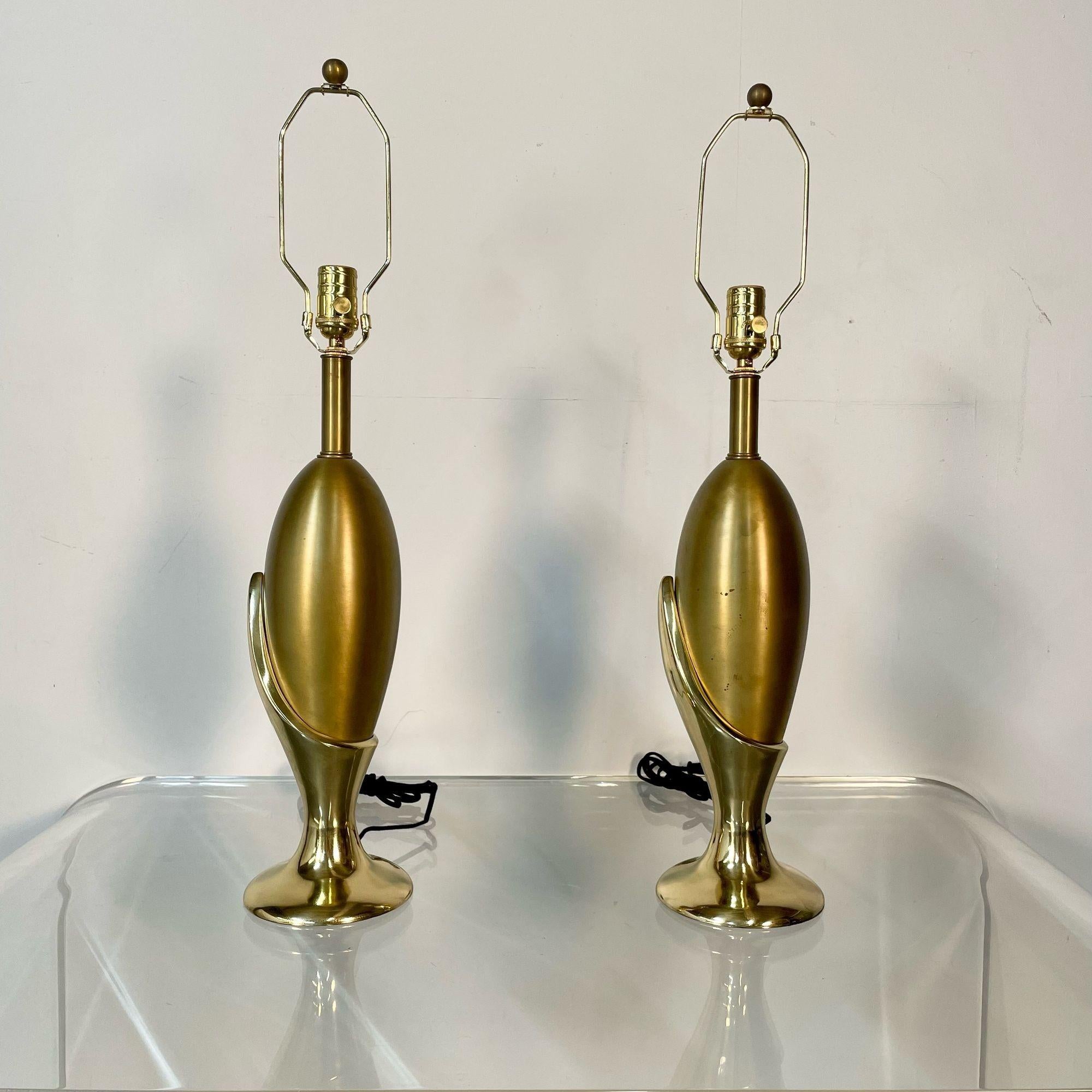 Paire de lampes de bureau sculpturales françaises en bronze de style mi-siècle moderne en vente 5