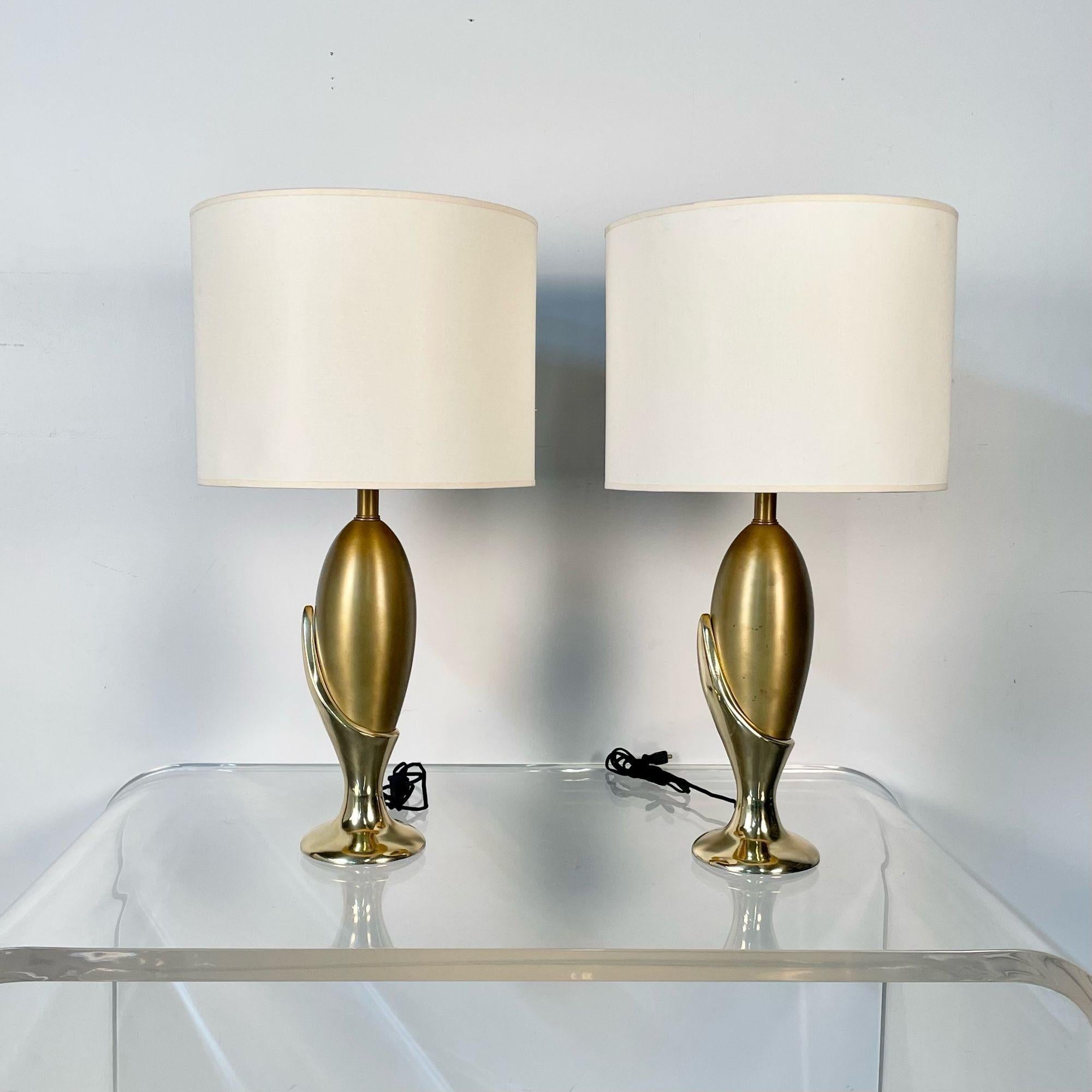 Pair of French Mid-Century Modern Sculptural Bronze Table / Desk Lamps In Good Condition For Sale In Stamford, CT