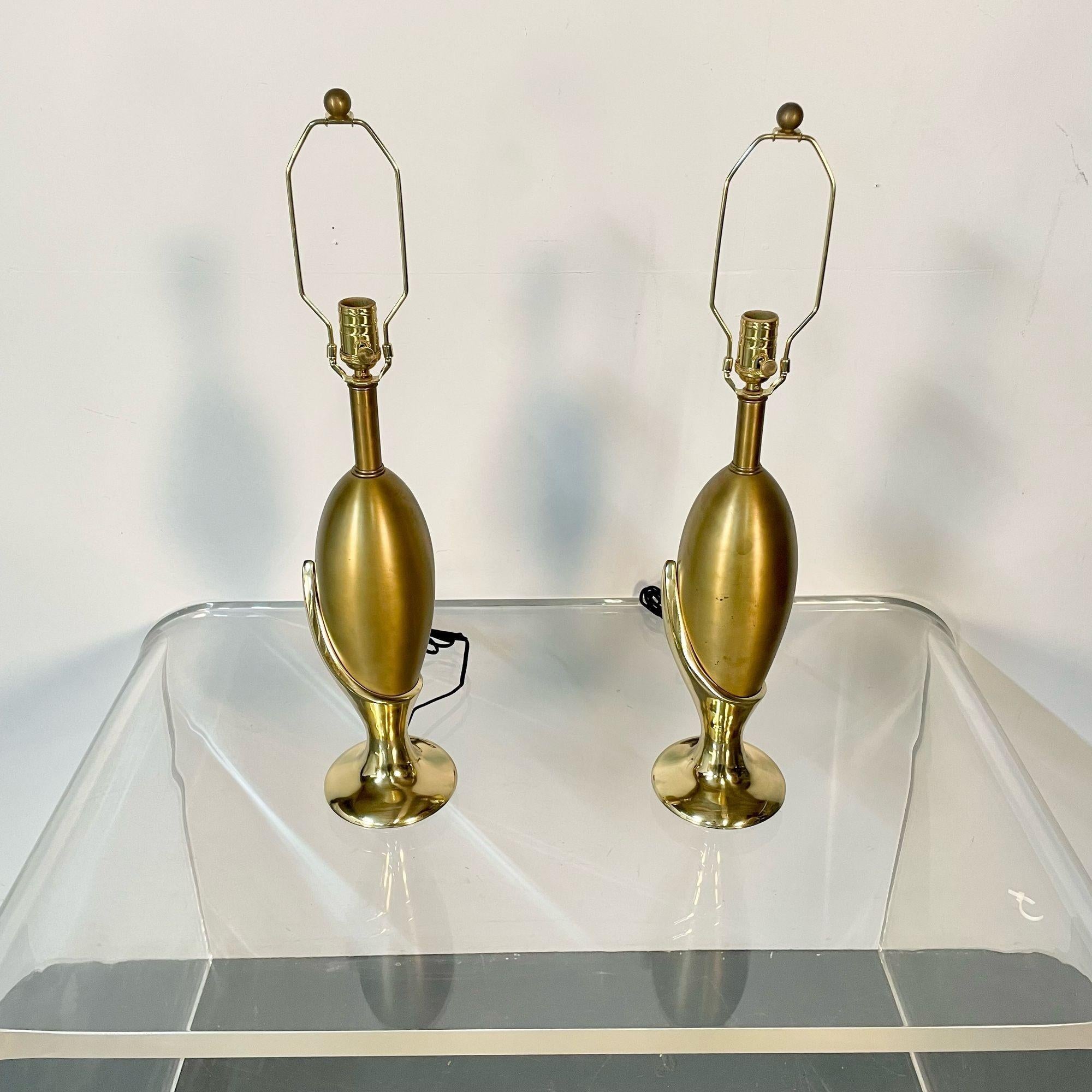 Paire de lampes de bureau sculpturales françaises en bronze de style mi-siècle moderne en vente 3