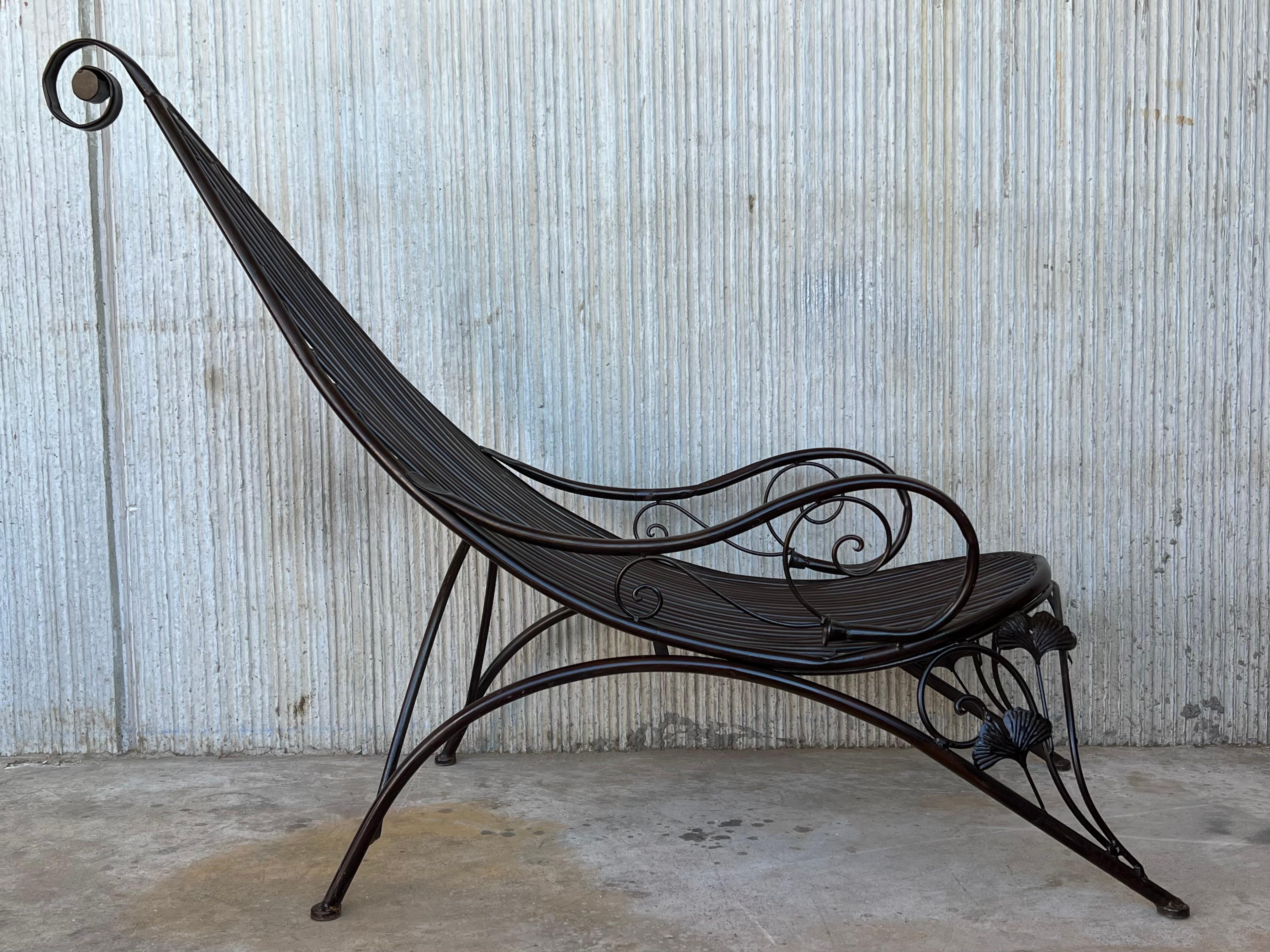 Quelle trouvaille. Nous proposons une paire de chaises longues de patio vintage à dossier haut, de style Mid-Century Modern. Ces chaises ont la couleur et la patine d'origine. Ils sont en bon état compte tenu de leur âge. Déformation mineure sur