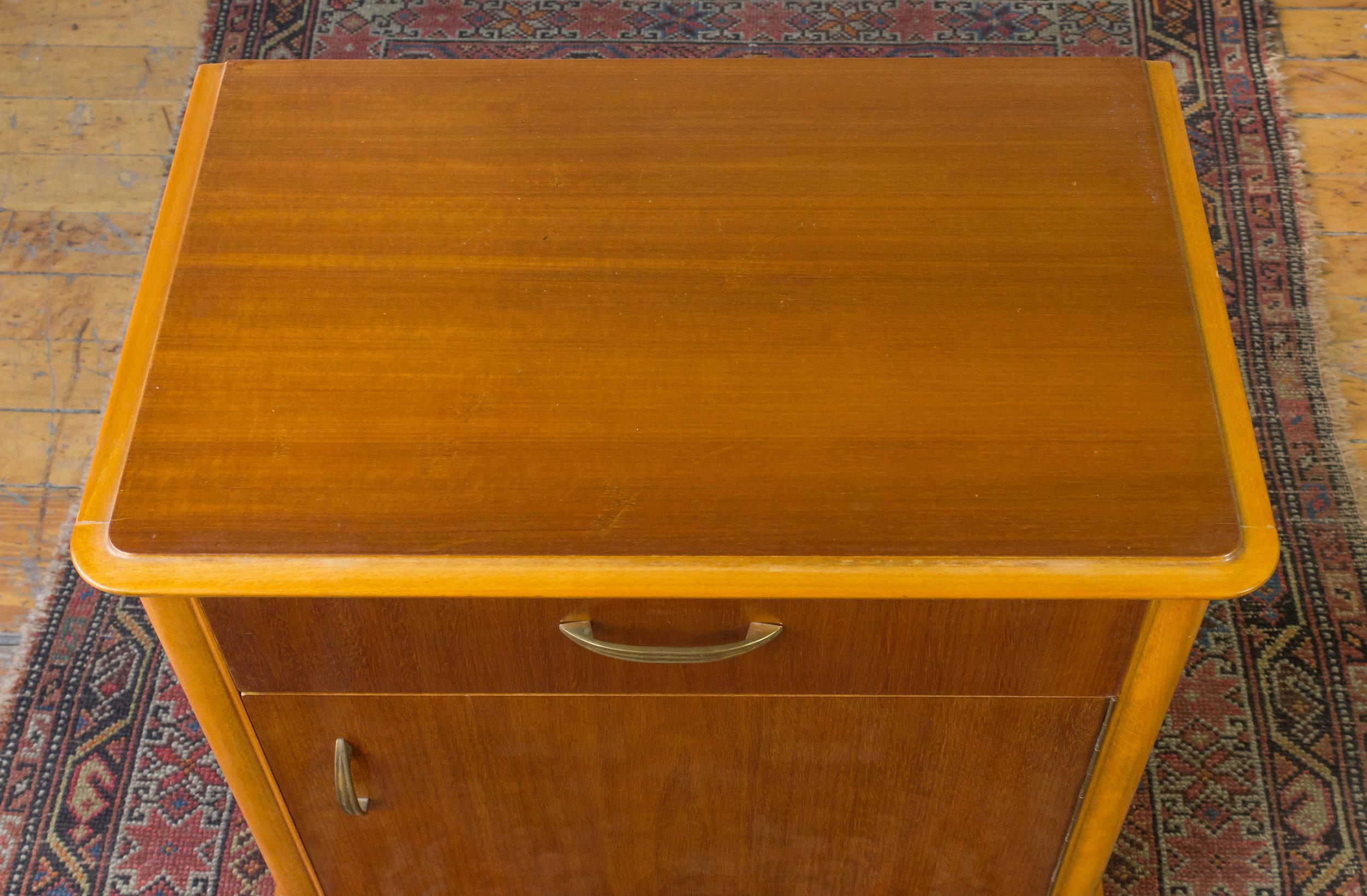 Mid-Century Modern Pair of French Midcentury Nightstands For Sale