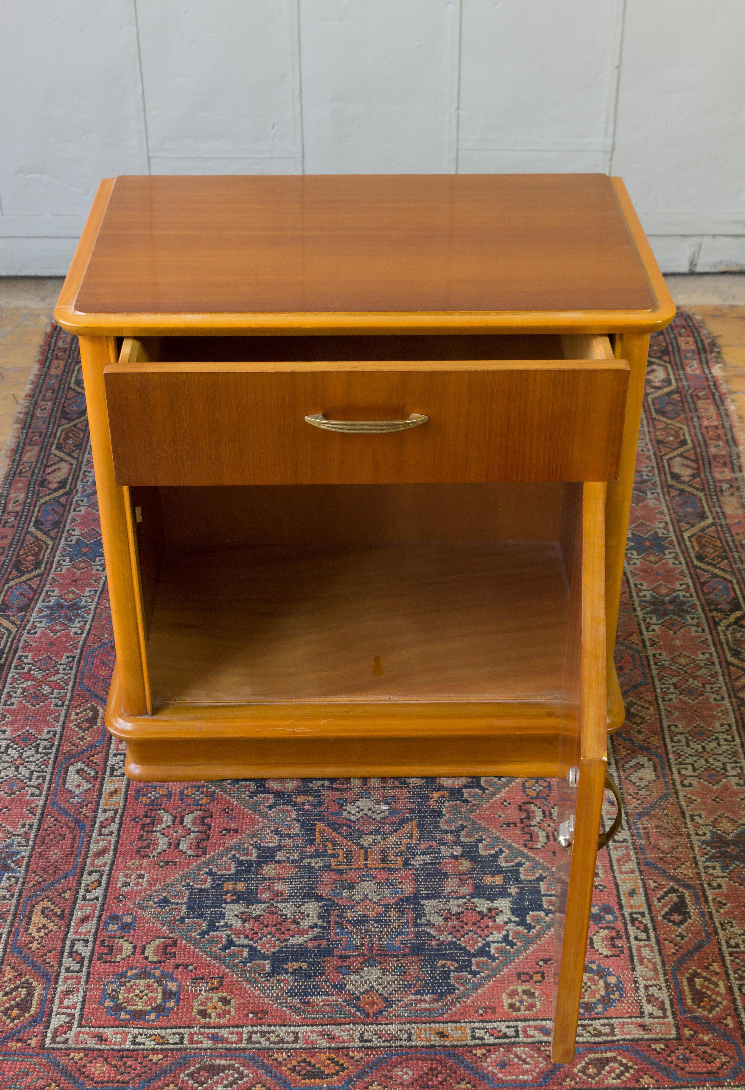 Pair of French Midcentury Nightstands In Good Condition For Sale In Buchanan, NY