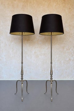 Paire de lampadaires tripodes français du milieu du siècle en nickel poli