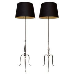Paire de lampadaires tripodes français du milieu du siècle en nickel poli