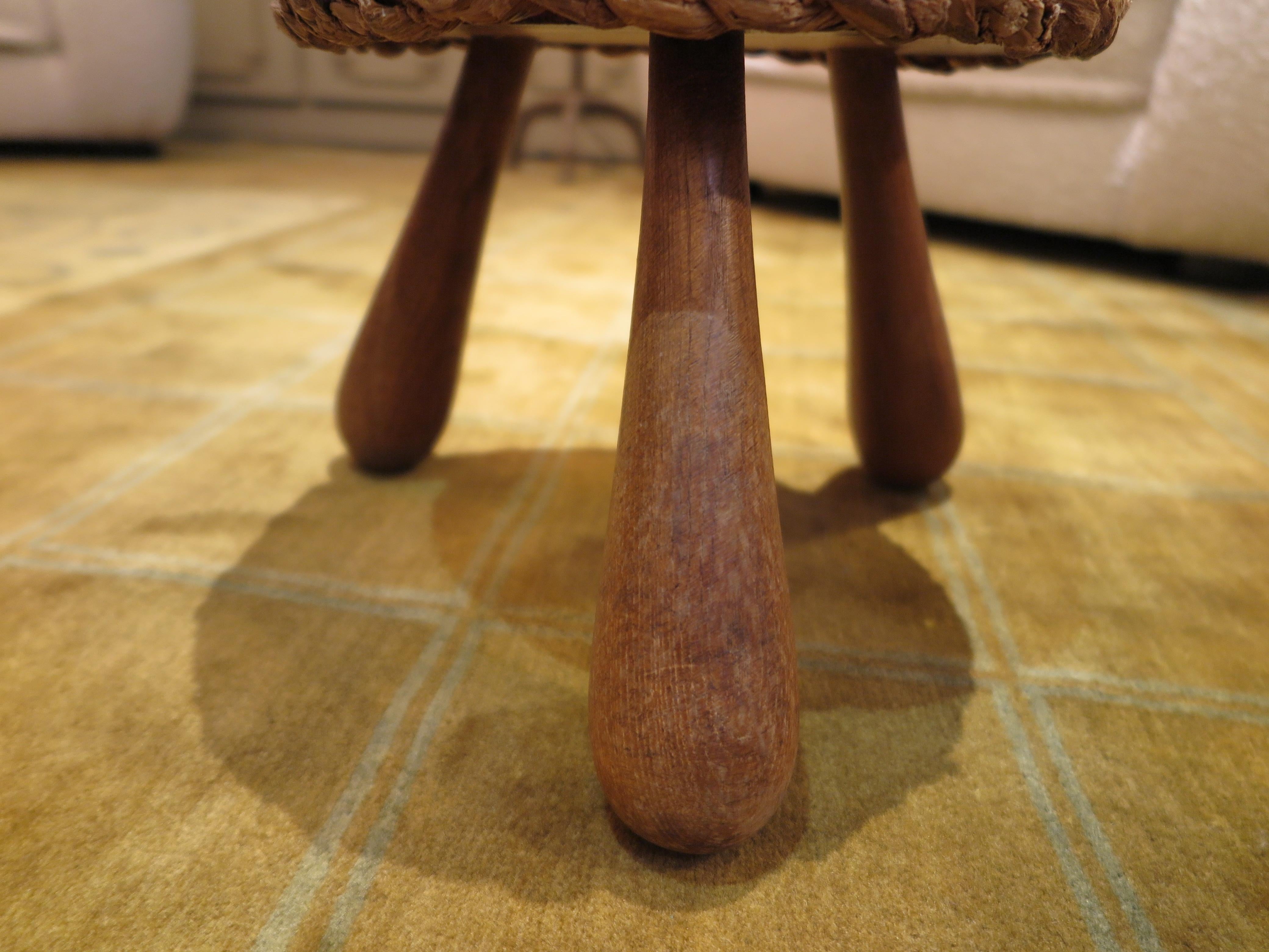 Mid-Century Modern Pair of French Mid-Century Raffia Stools by Adrien Audoux and Frida Minet For Sale