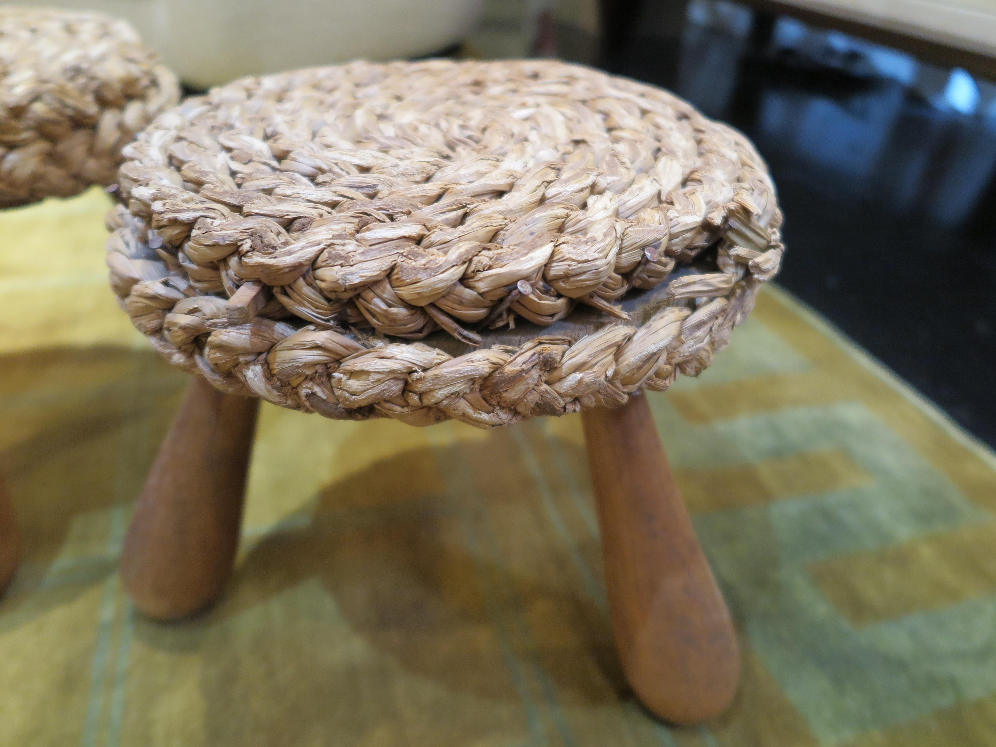 Pair of French Mid-Century Raffia Stools by Adrien Audoux and Frida Minet For Sale 1