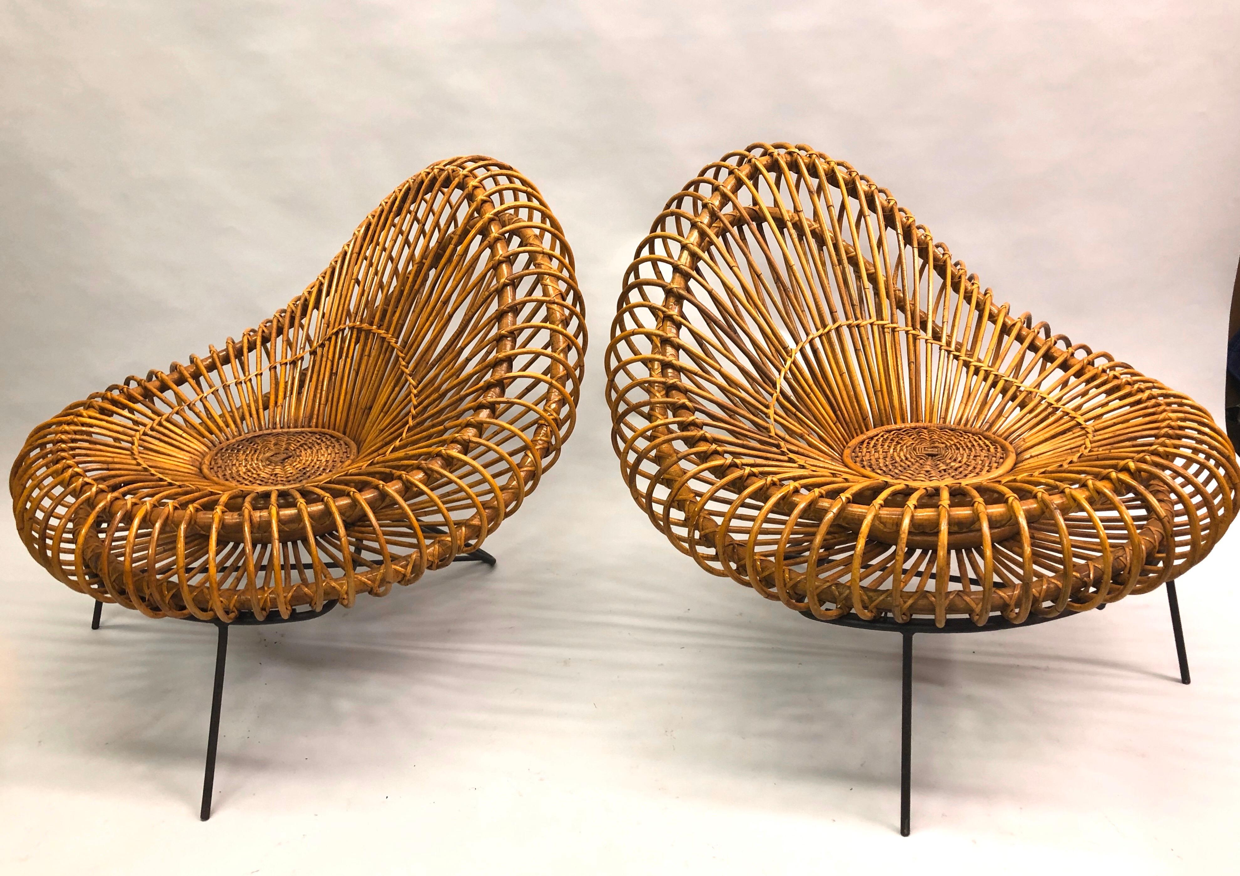 20ième siècle Paire de chaises longues françaises en rotin du milieu du siècle dernier par Janine Abraham et Dirk Jan Roi