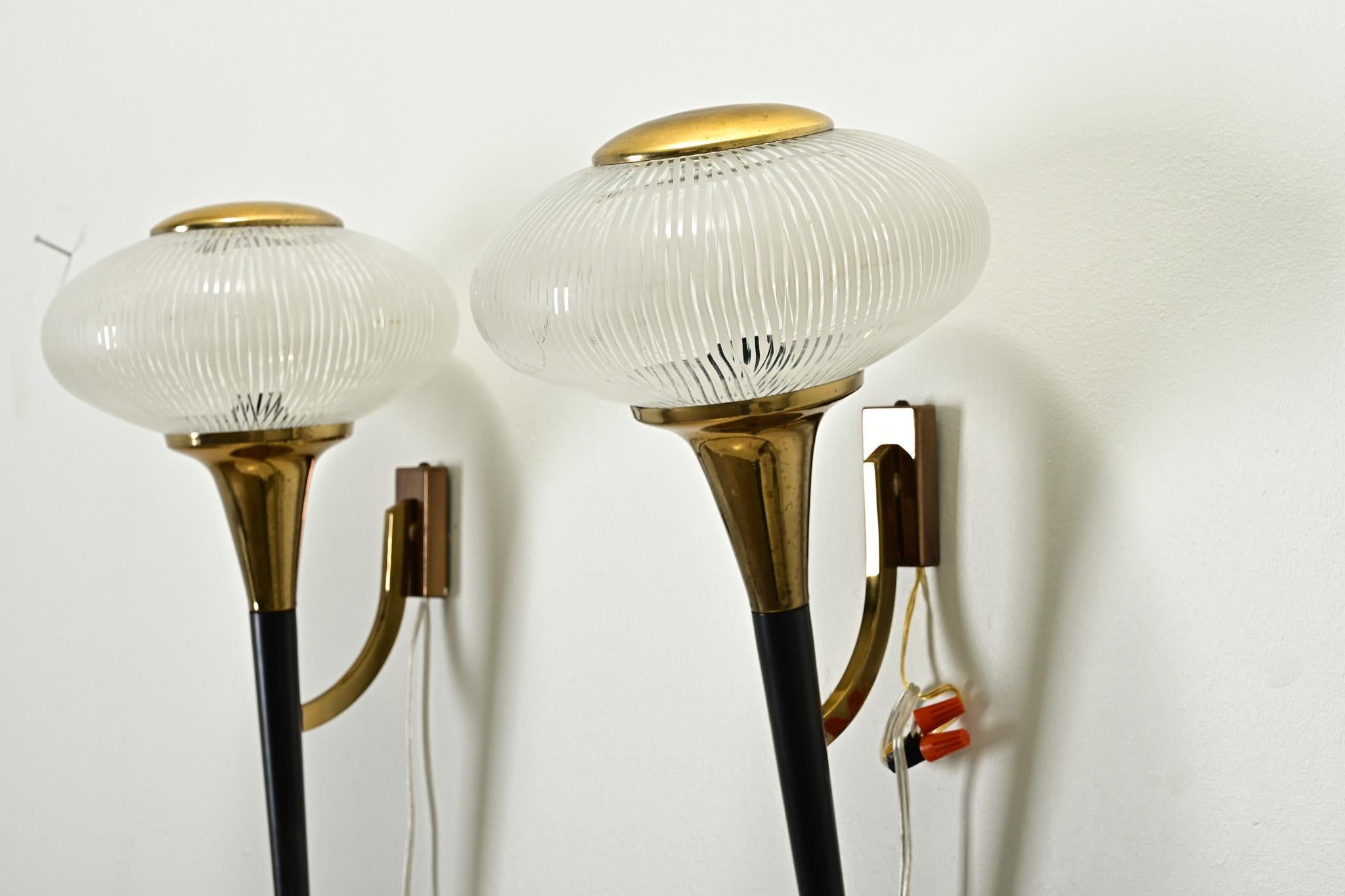 Laiton Paire d'appliques et de lampes de table françaises du milieu du siècle dernier en vente